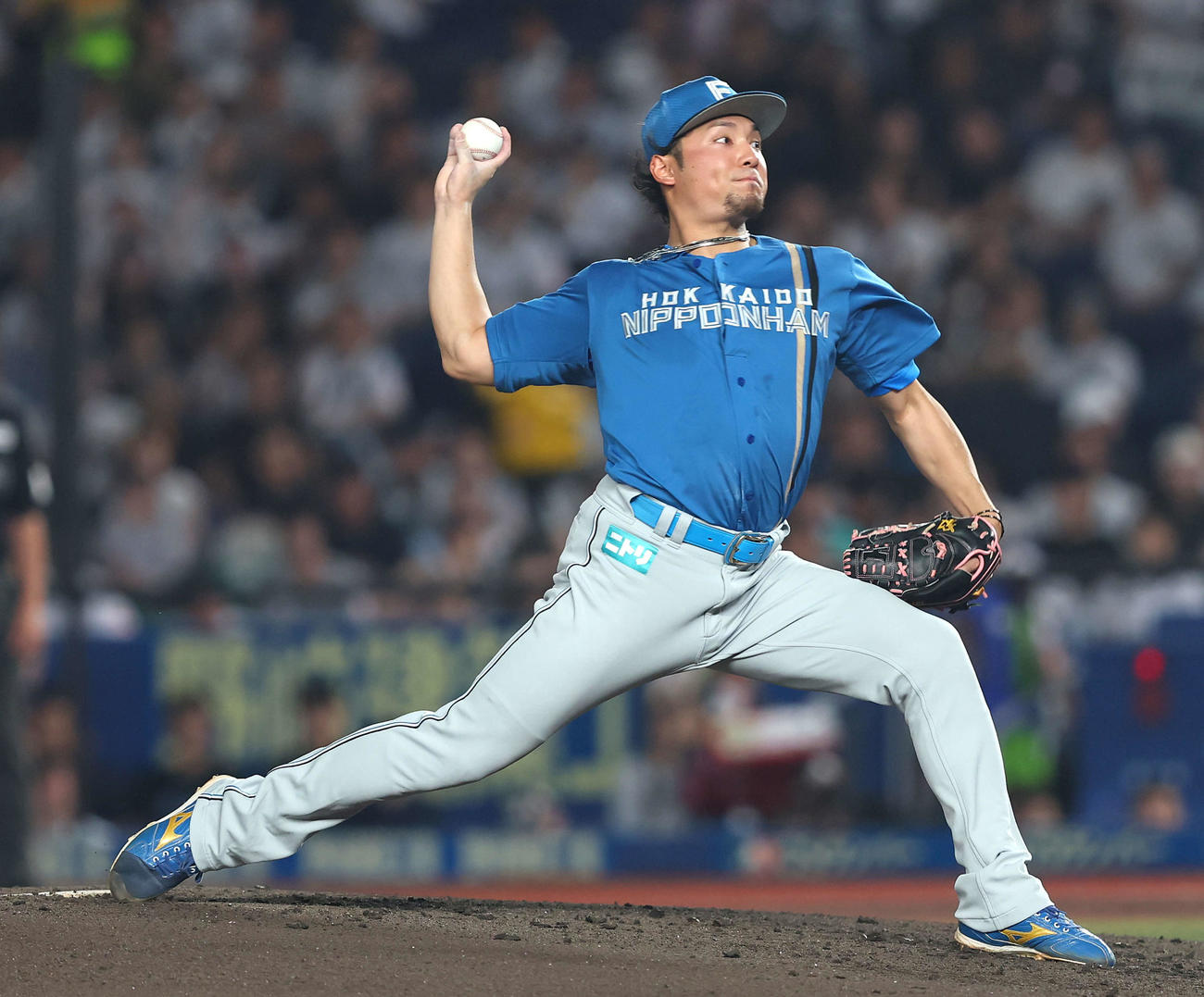 ロッテ対日本ハム　2回裏、力投する伊藤（撮影・河田真司）