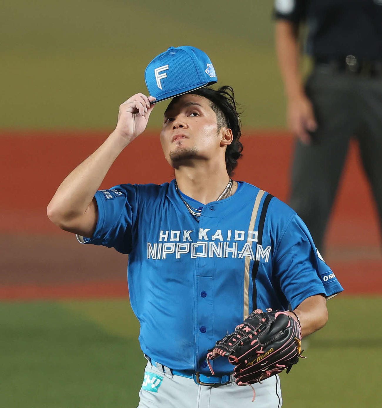 ロッテ対日本ハム　1回裏ロッテ2死一、三塁、山本に四球を与え満塁を許す伊藤（撮影・河田真司）