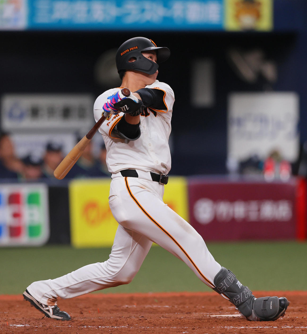 巨人対ヤクルト　4回裏巨人2死、中山は右越え本塁打を放つ（撮影・上山淳一）