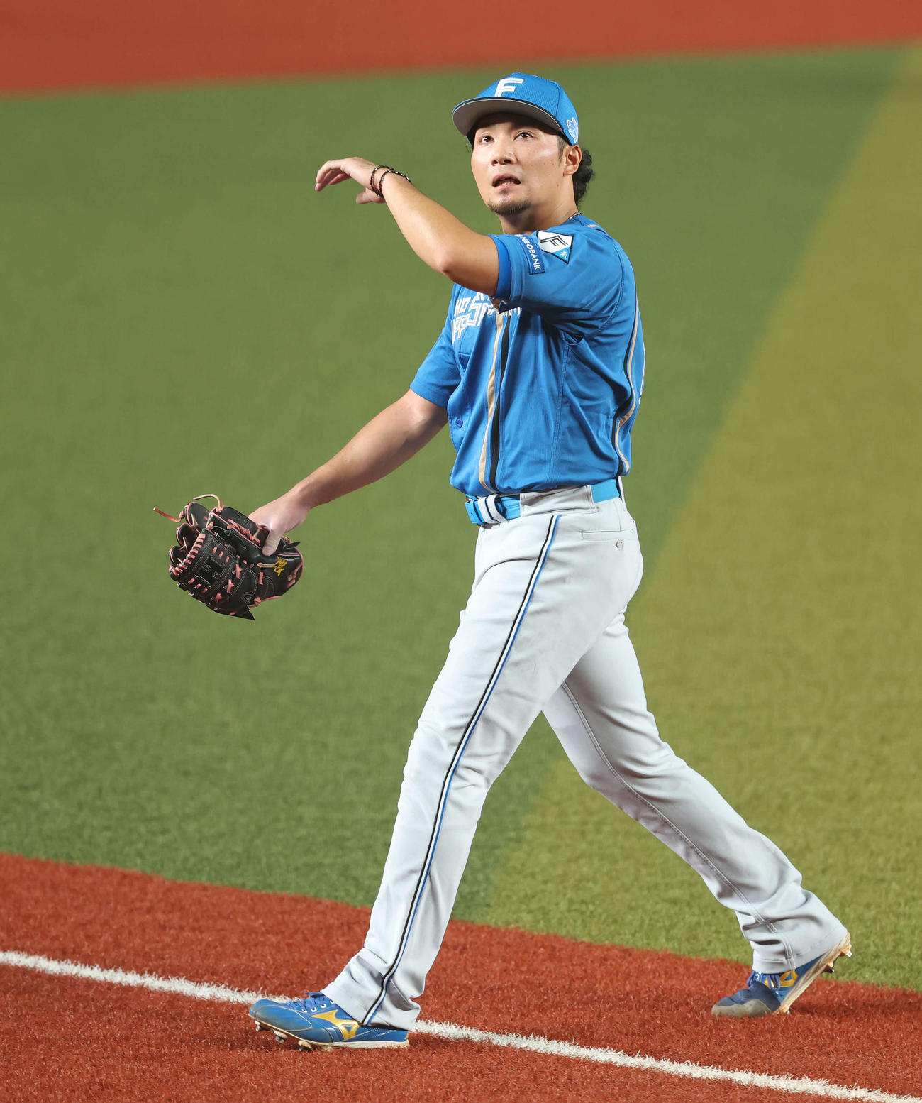 ロッテ対日本ハム　1回裏を抑える日本ハム伊藤（撮影・河田真司）