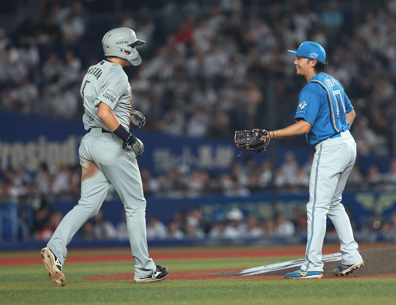 ロッテ対日本ハム　2回裏を抑え、安田尚憲（左）と言葉を交わす伊藤（撮影・河田真司）