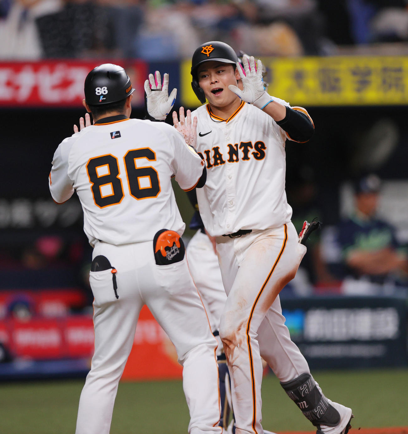 巨人対ヤクルト　4回裏巨人2死、中山（右）は右越え本塁打を放ち生還し古城内野守備コーチとハイタッチする（撮影・上山淳一）