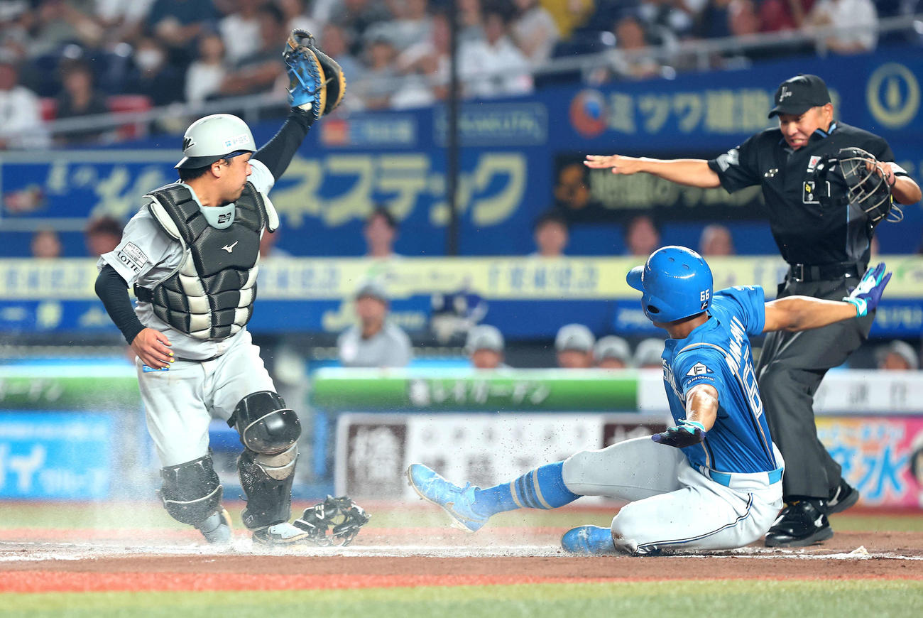 ロッテ対日本ハム　6回表日本ハム2死一、三塁、打者山県の時、ホームスチールを決める万波（撮影・河田真司）