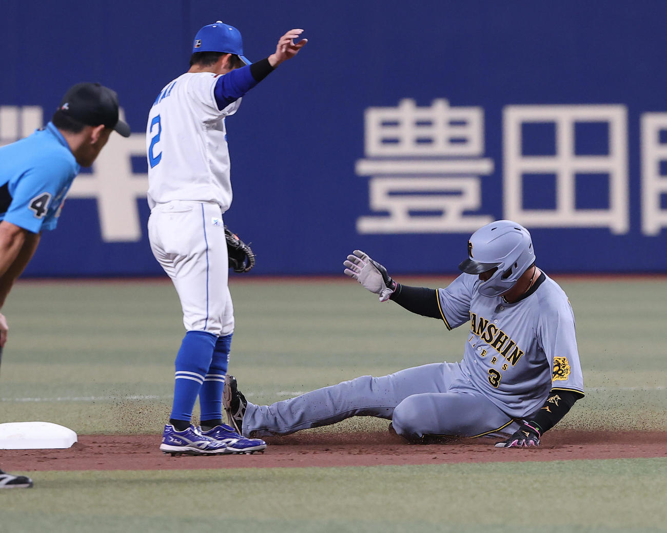 中日対阪神　2回表阪神無死一塁、大山は二盗を決める（撮影・上田博志）