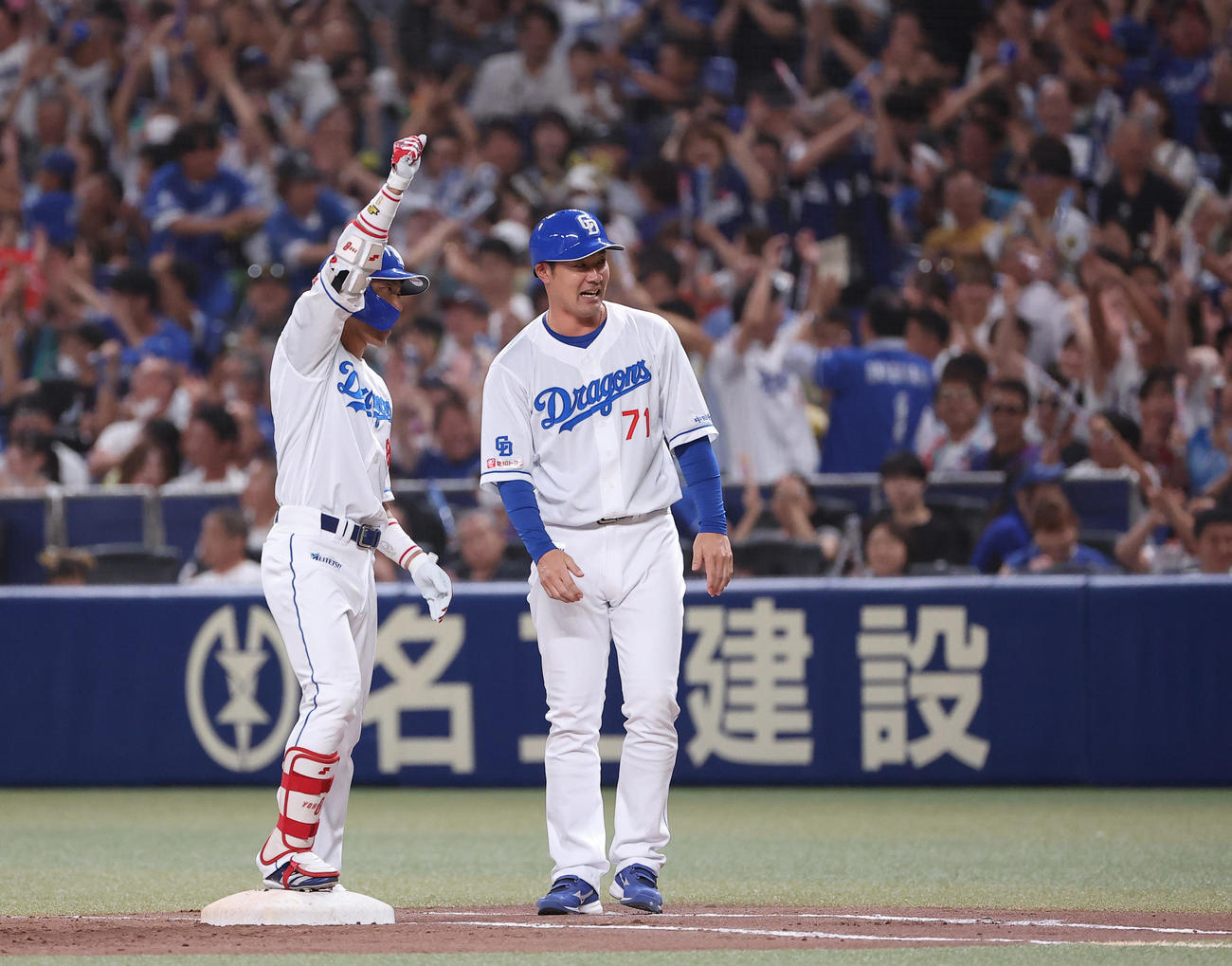 中日対阪神　7回裏中日2死二、三塁、2点適時打を放った大島はガッツポーズをする（撮影・上田博志）