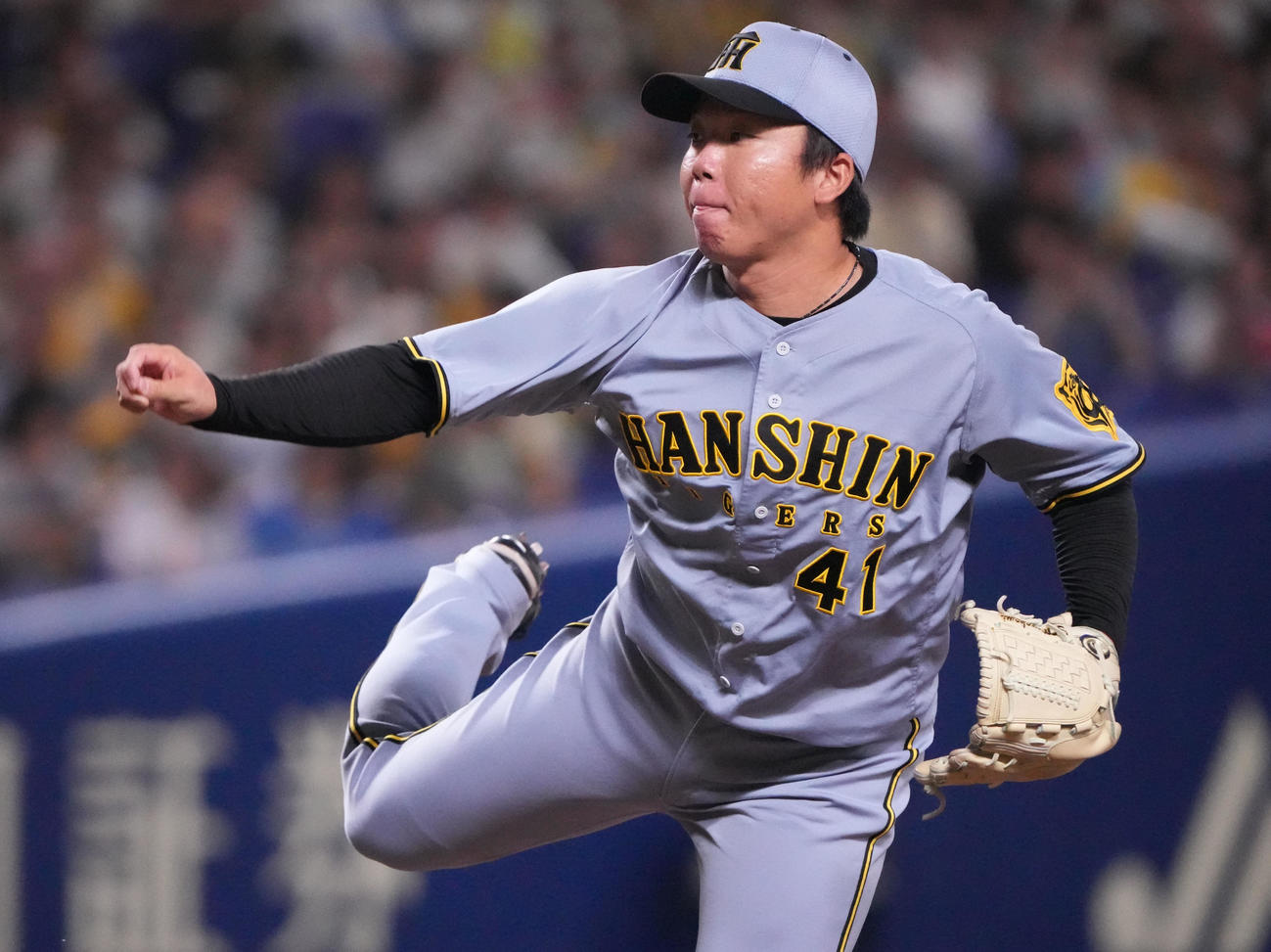 中日対阪神　1回裏、登板する阪神先発の村上（撮影・森本幸一）