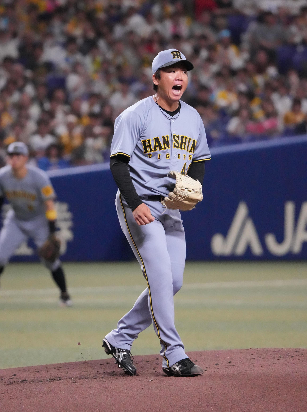 中日対阪神　1回裏中日2死二塁、細川を三振に仕留めほえる村上（撮影・森本幸一）