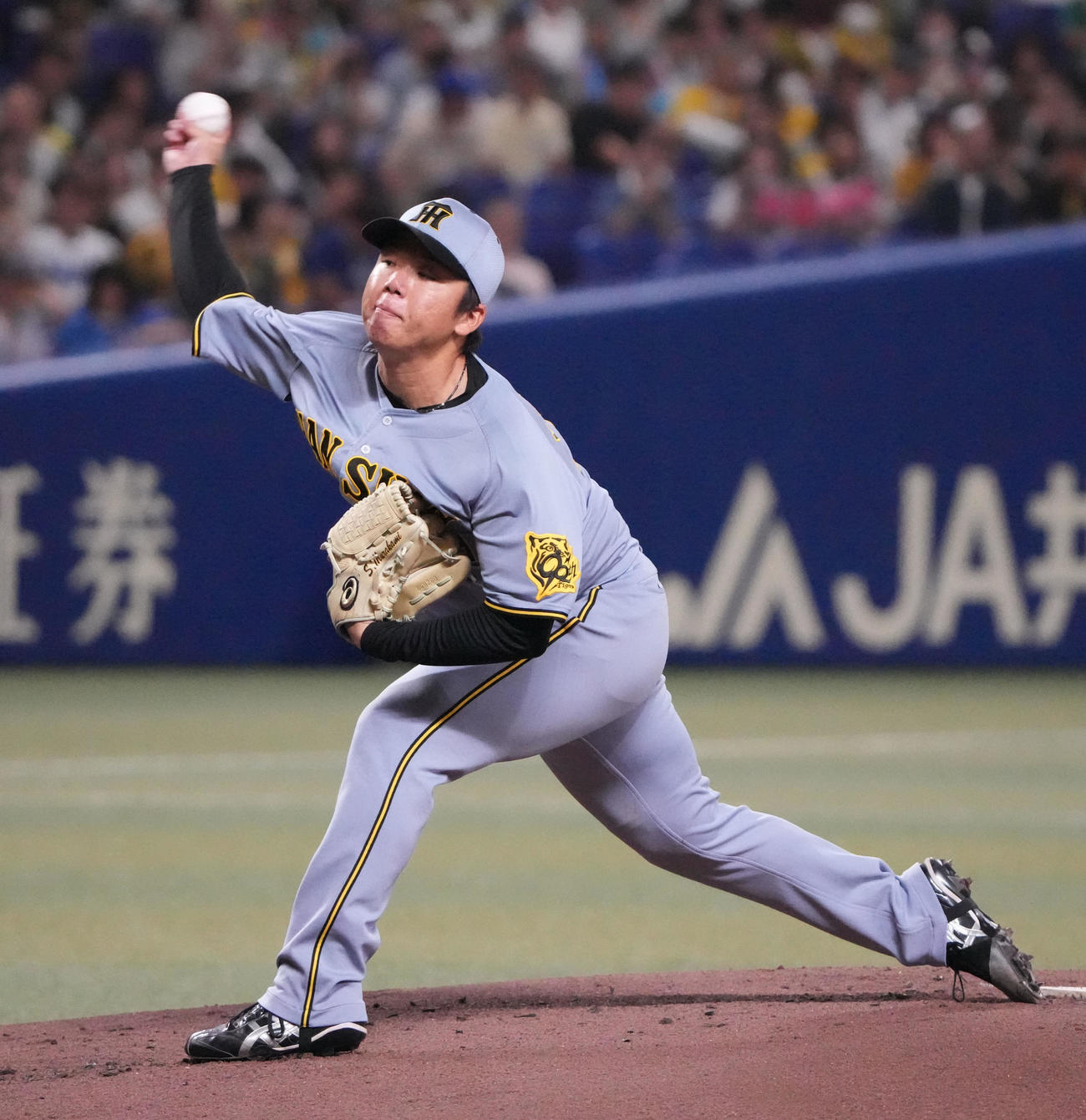 中日対阪神　1回裏、登板する阪神先発の村上（撮影・森本幸一）