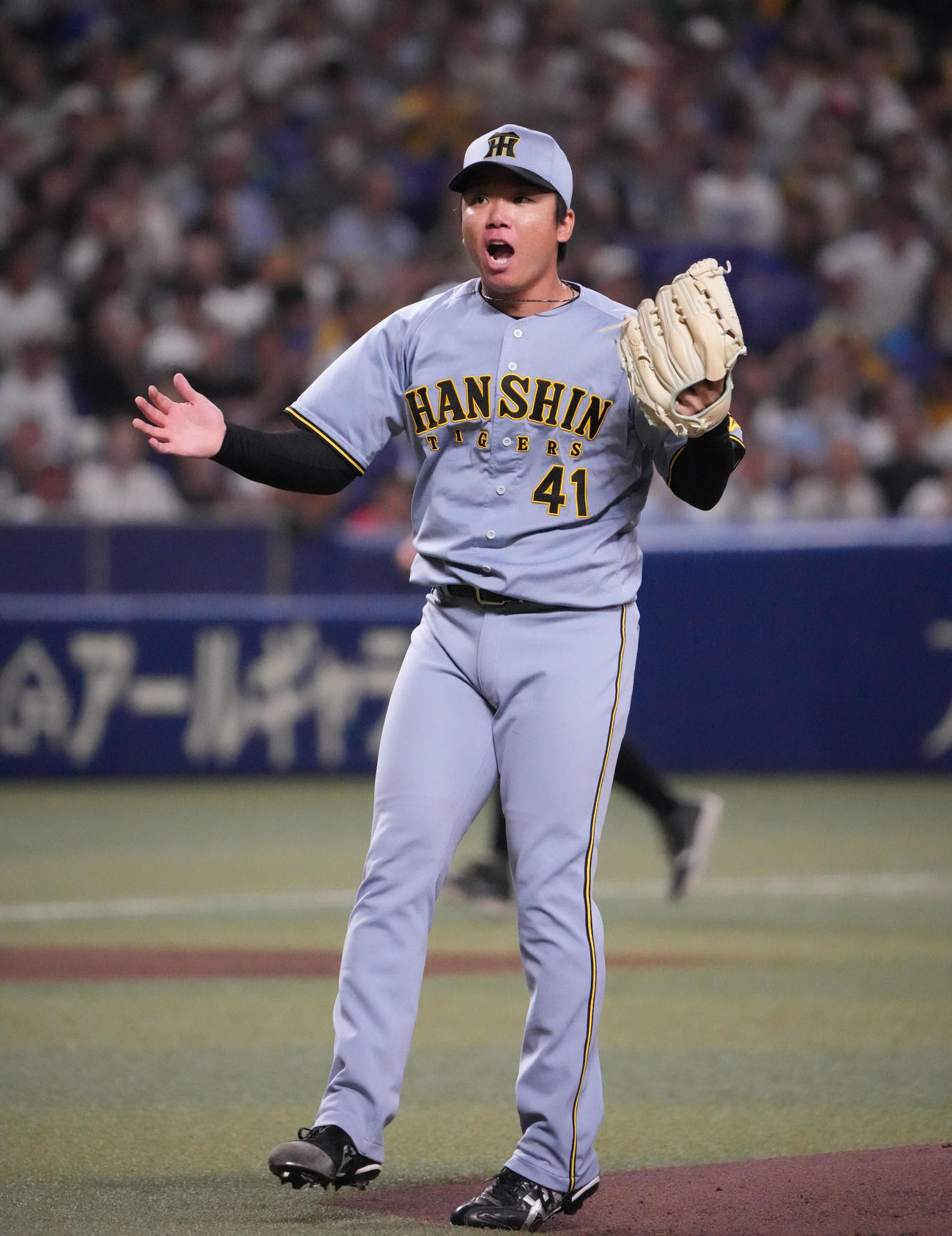 中日対阪神　1回裏中日2死二塁、細川を三振に仕留めほえる村上（撮影・森本幸一）