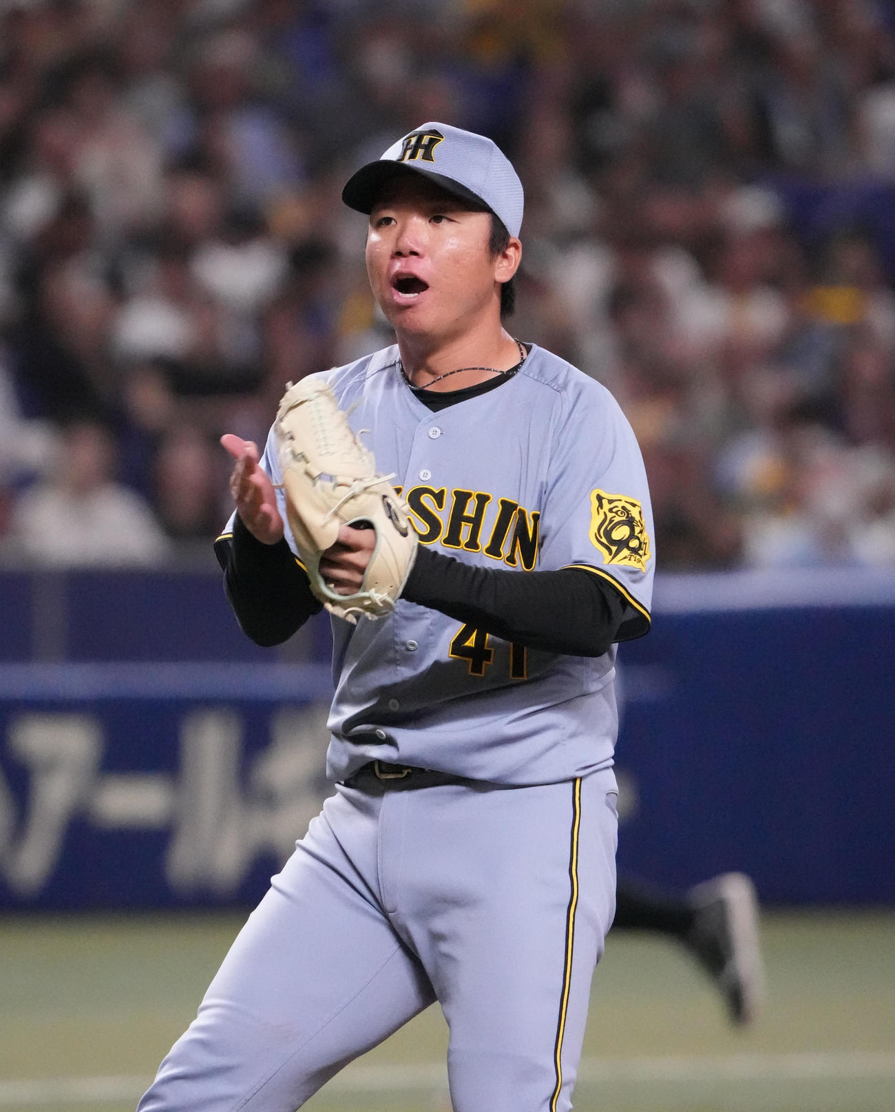 中日対阪神　1回裏中日2死二塁、細川を三振に仕留めほえる村上（撮影・森本幸一）
