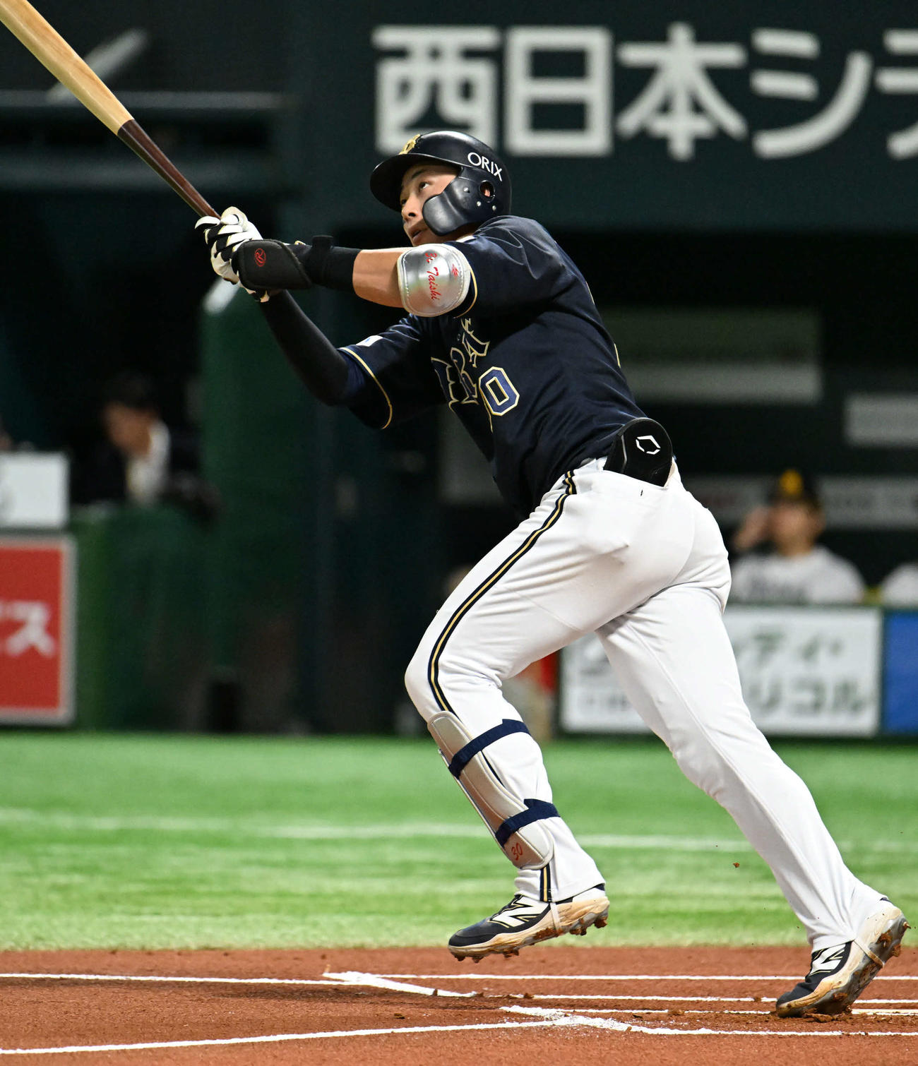 ソフトバンク対オリックス　1回表オリックス無死、廣岡は左中間に先制本塁打を放つ（撮影・林敢治）