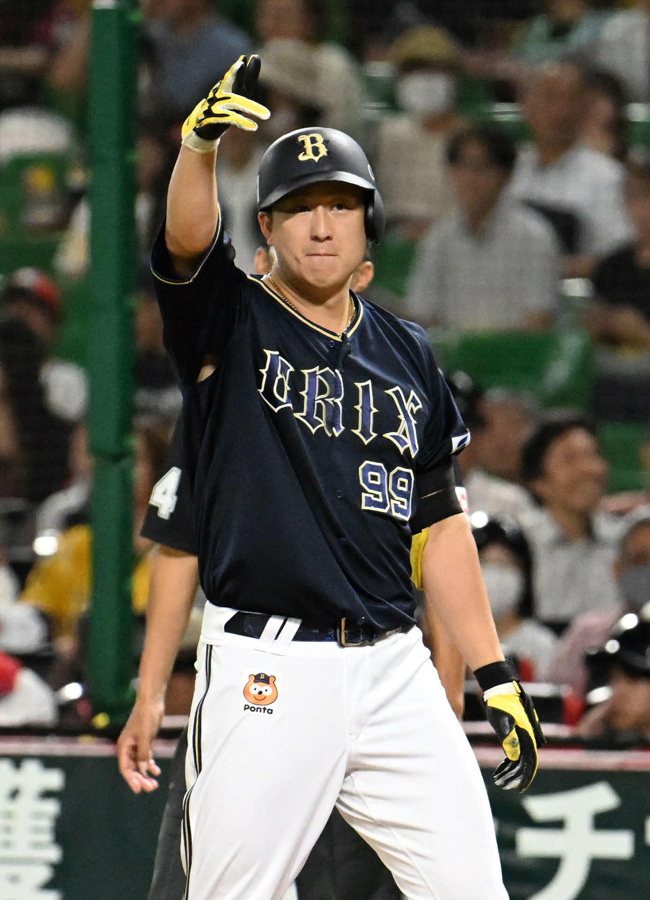 ソフトバンク対オリックス　4回表オリックス無死一、二塁、杉本は安打を放ち満塁となる（撮影・林敢治）