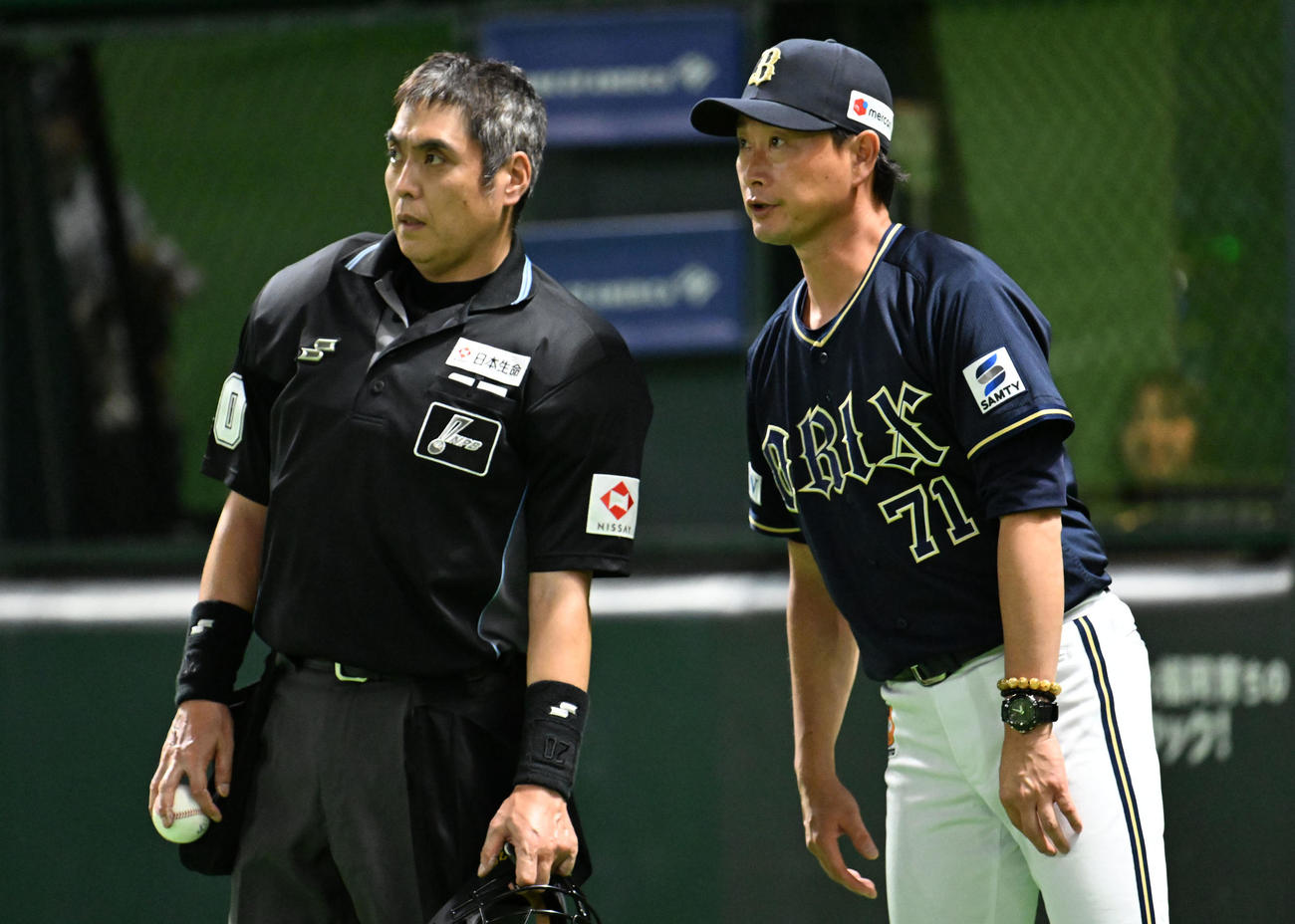 ソフトバンク対オリックス　8回表終了後、選手交代を告げる岸田監督（撮影・林敢治）