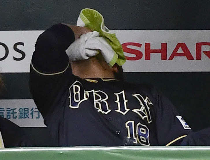 ソフトバンク対オリックス　7回裏終了後、中村に同点適時打を打たれた宮城はベンチで悔しがる（撮影・岩下翔太）