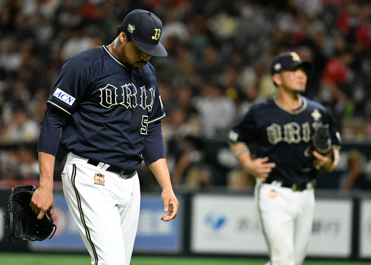 ソフトバンク対オリックス　8回裏終了後、厳しい表情でベンチに戻るペルドモ（左）（撮影・林敢治）
