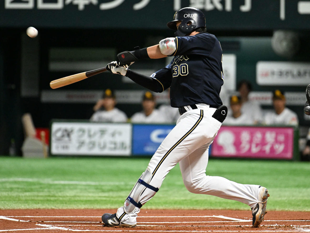 ソフトバンク対オリックス　1回表オリックス無死、廣岡は左中間に先制本塁打を放つ（撮影・林敢治）