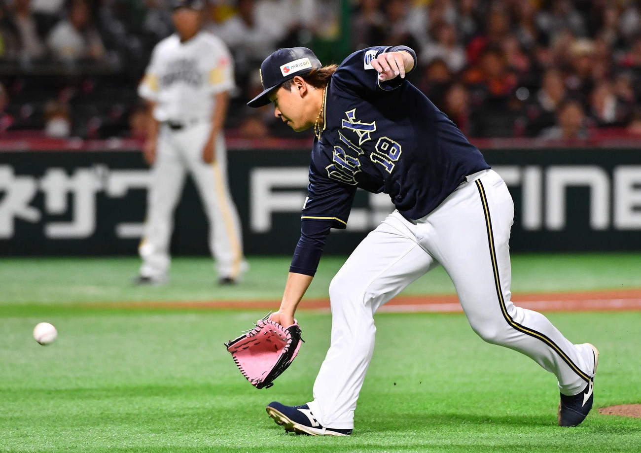 ソフトバンク対オリックス　1回裏ソフトバンク1死、牧原大を投ゴロに抑える宮城（撮影・岩下翔太）