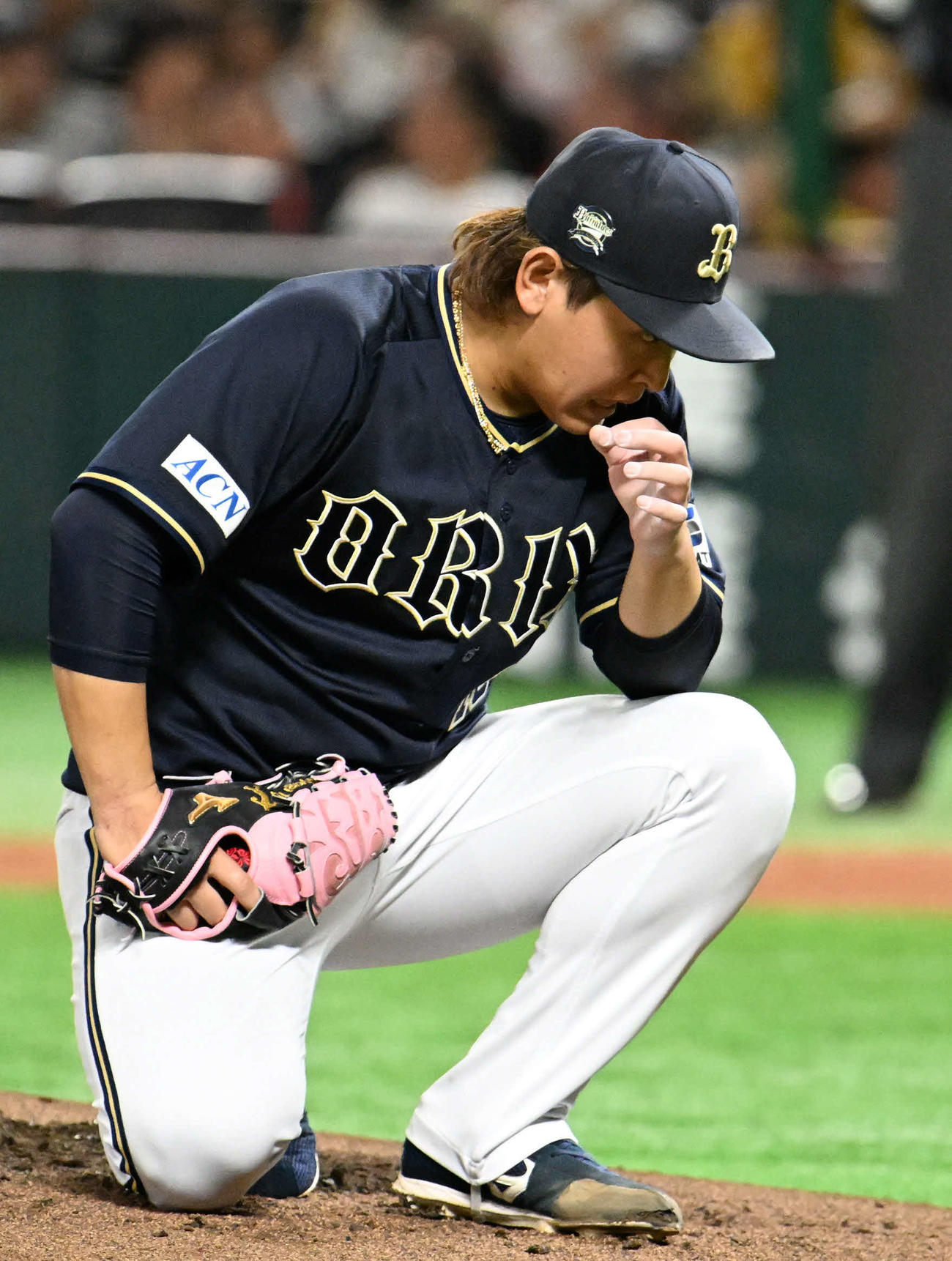 ソフトバンク対オリックス　2回裏ソフトバンク1死一塁、栗原陵矢に四球を許し厳しい表情を見せる宮城（撮影・林敢治）