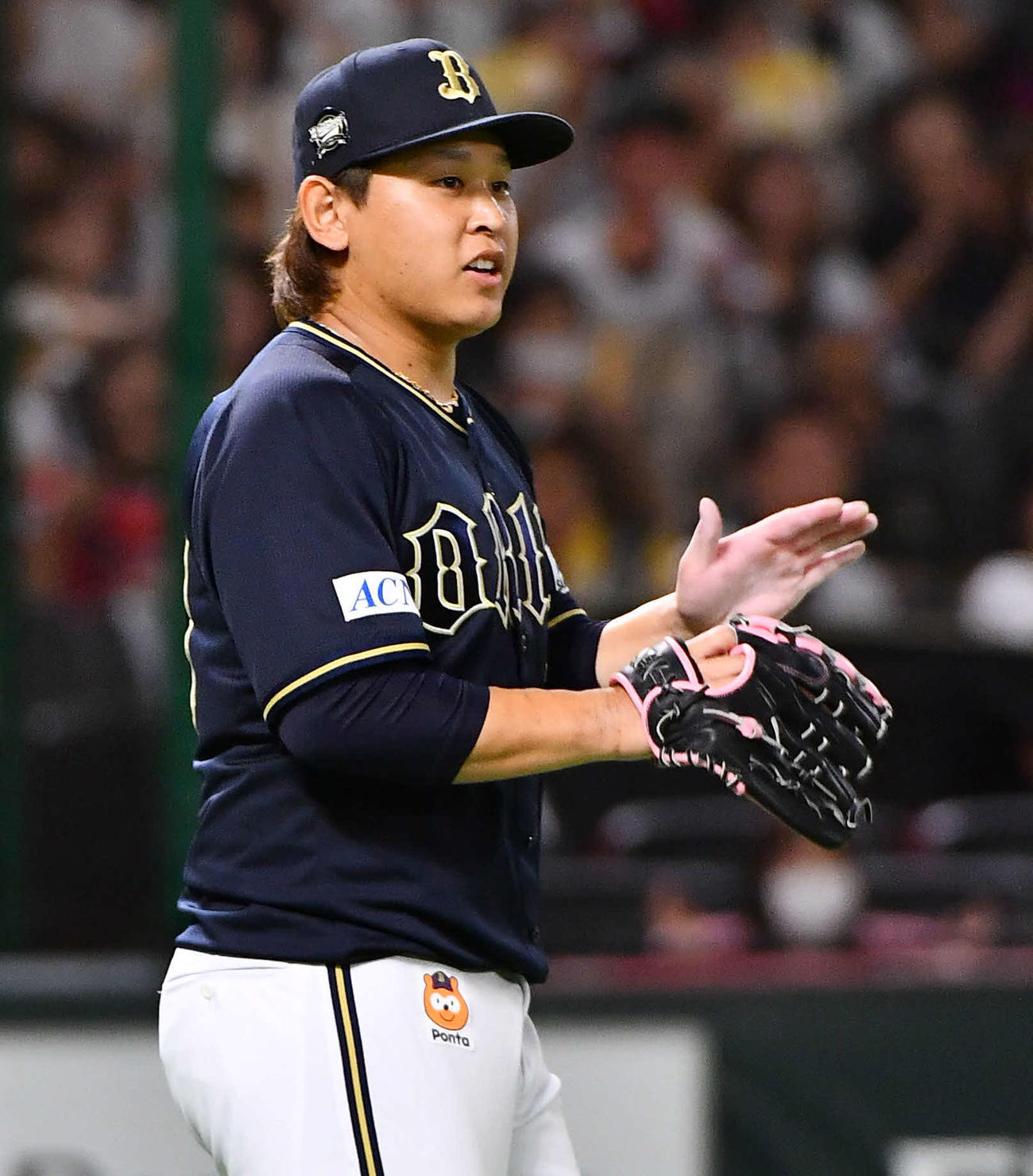 ソフトバンク対オリックス　2回裏ソフトバンク2死満塁、周東を三ゴロに抑え、グラブをたたく宮城（撮影・岩下翔太）