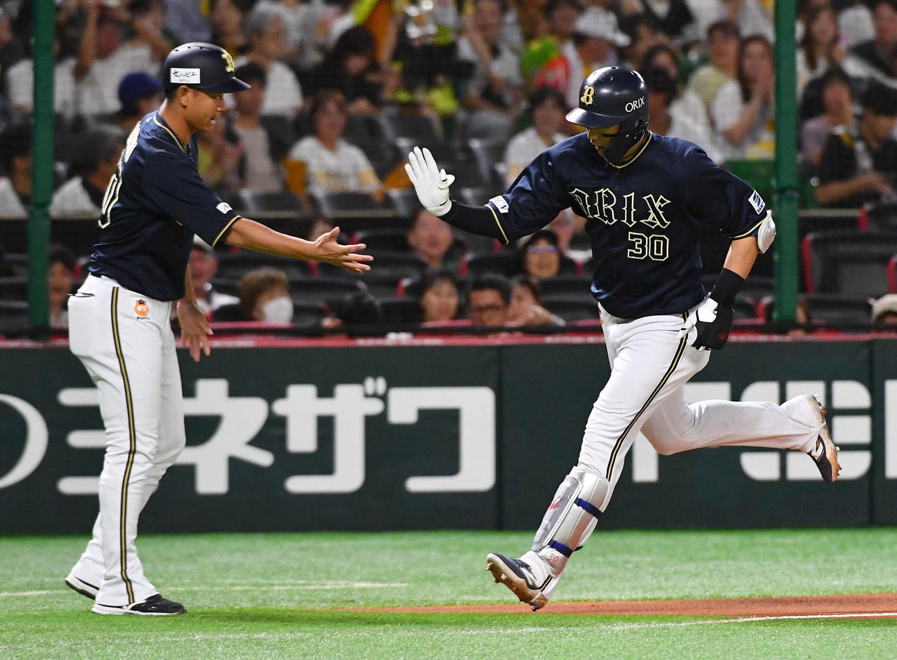ソフトバンク対オリックス　1回表オリックス無死、左中間へ先制本塁打を放った広岡（右）は松井コーチとタッチを交わしながら三塁を回る（撮影・岩下翔太）