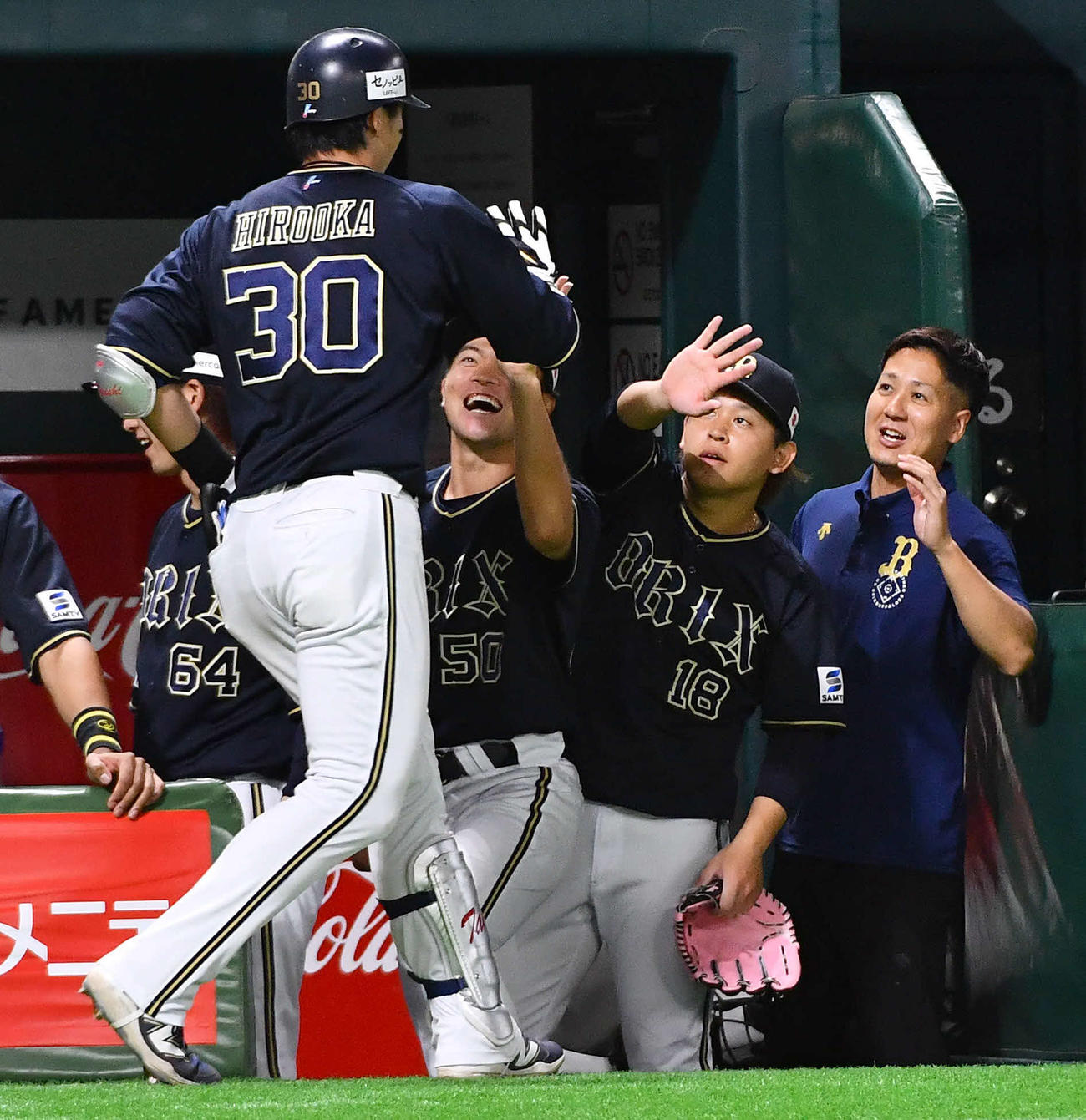 ソフトバンク対オリックス　1回表オリックス無死、左中間へ先制本塁打を放った広岡（左）とタッチを交わす宮城（右から2人目）（撮影・岩下翔太）