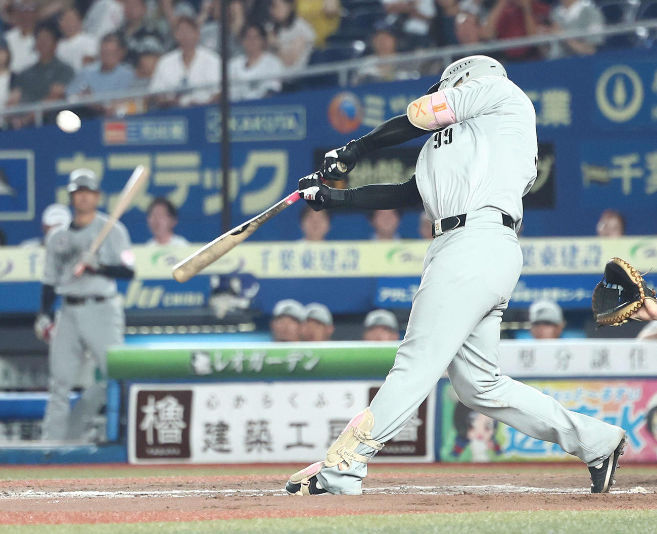 ロッテ対日本ハム　7回裏ロッテ2死一塁、右越え2点本塁打を放つソト（撮影・河田真司）