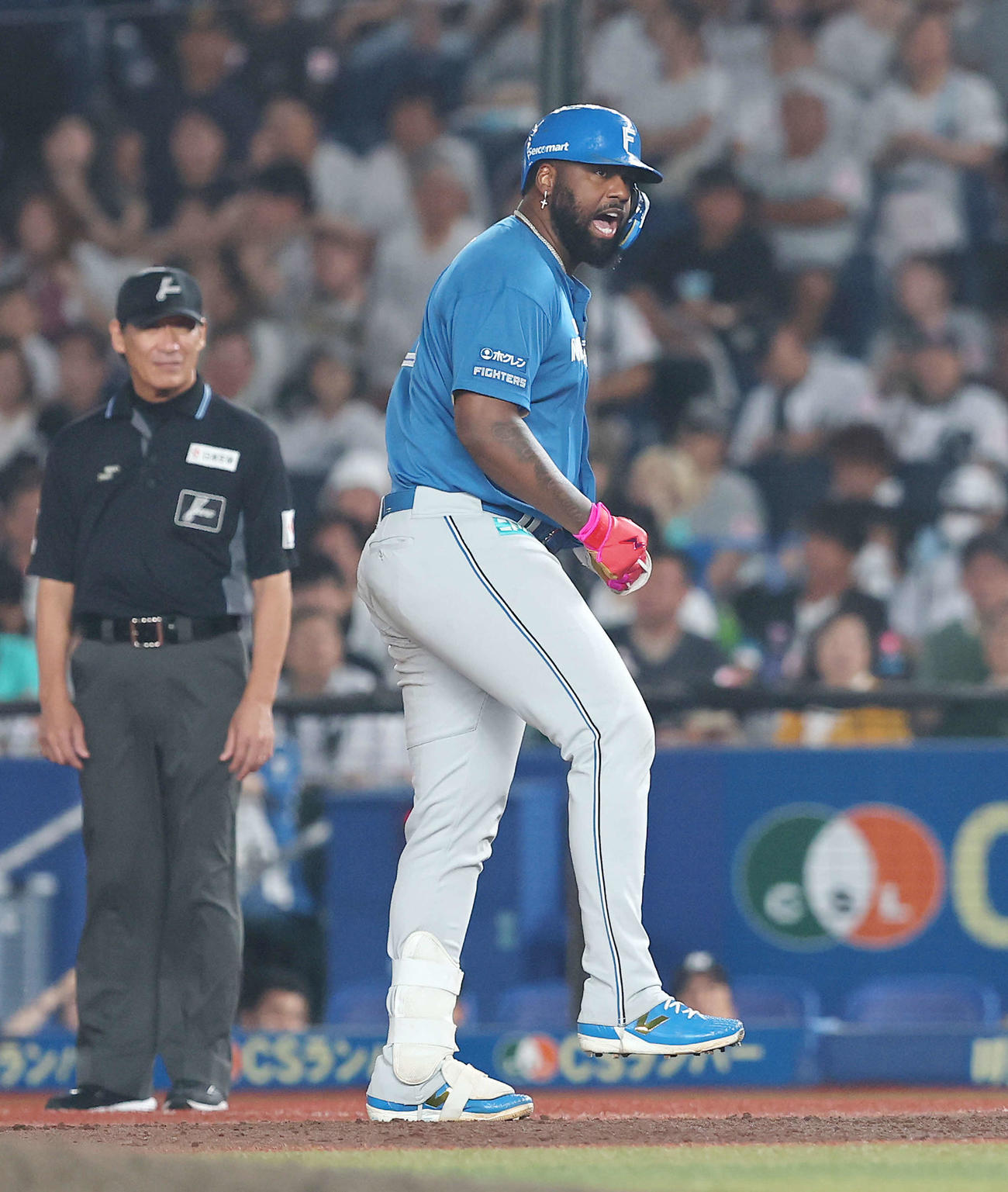 ロッテ対日本ハム　3回表日本ハム1死二、三塁、中前適時打を放ち出塁するレイエス（撮影・河田真司）