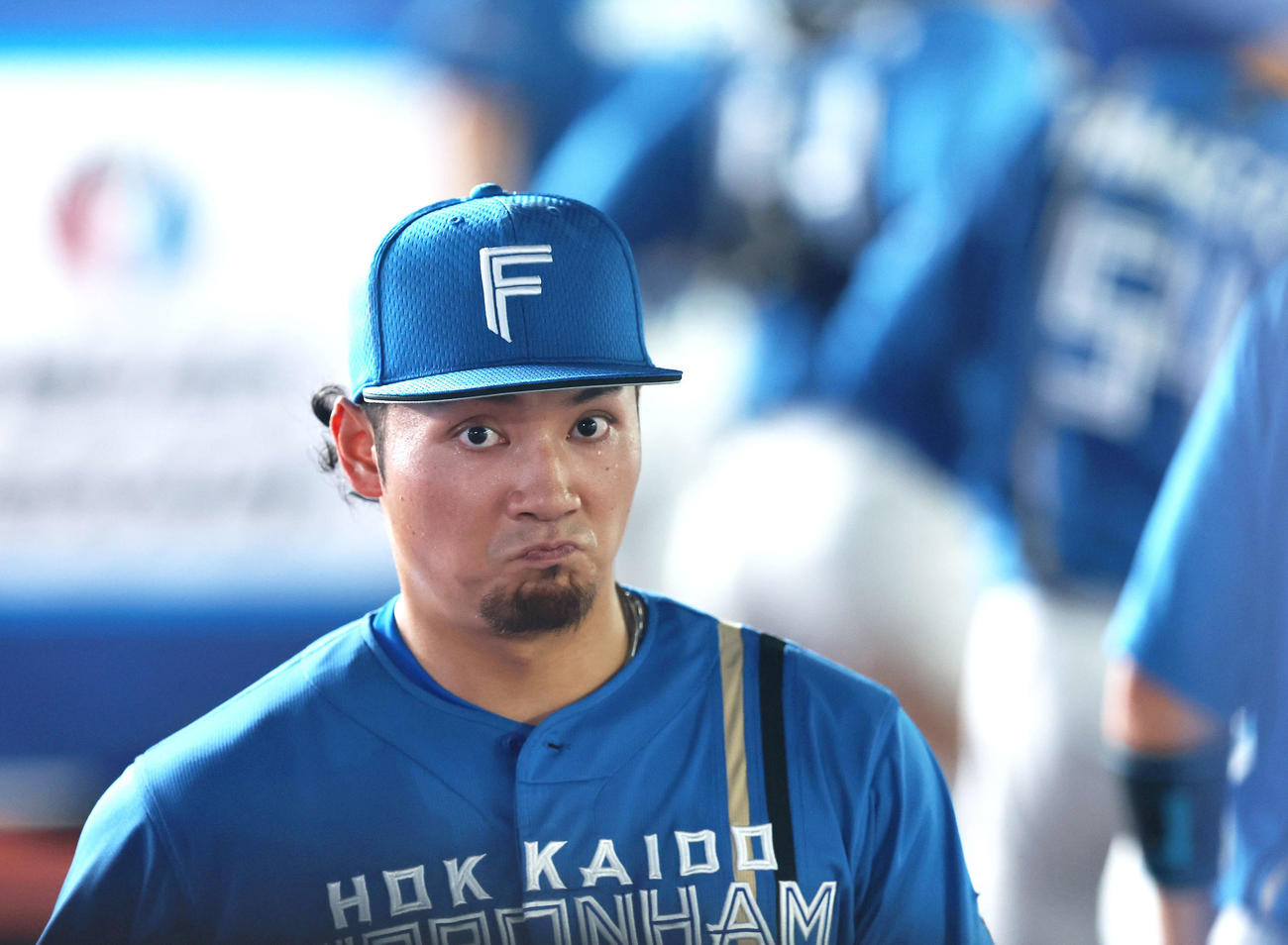 ロッテ対日本ハム　5回裏を抑えベンチに戻る伊藤（撮影・河田真司）
