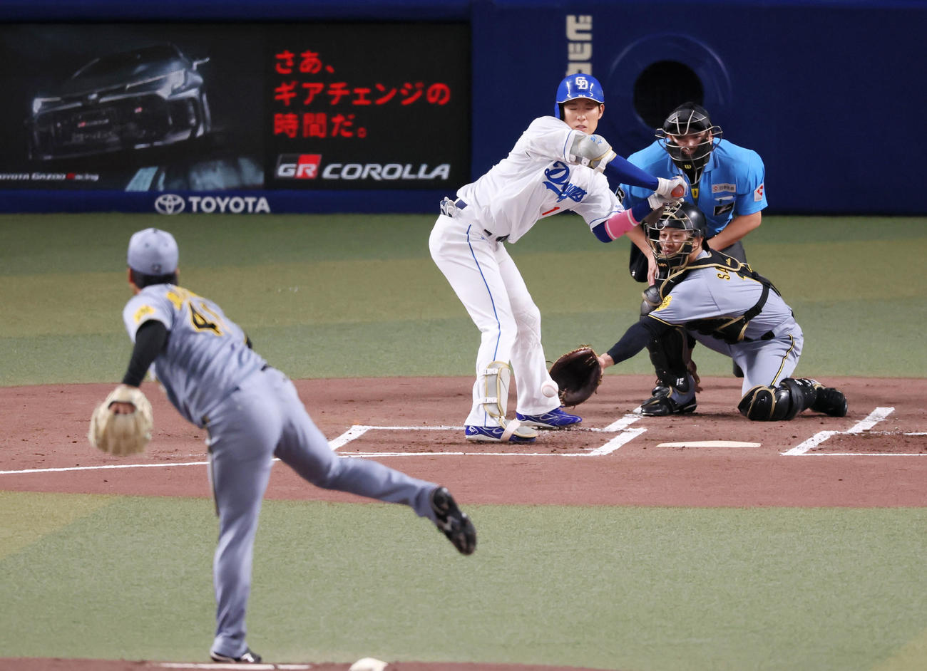 中日対阪神　1回裏中日2死、死球を受ける上林。投手村上（撮影・加藤哉）