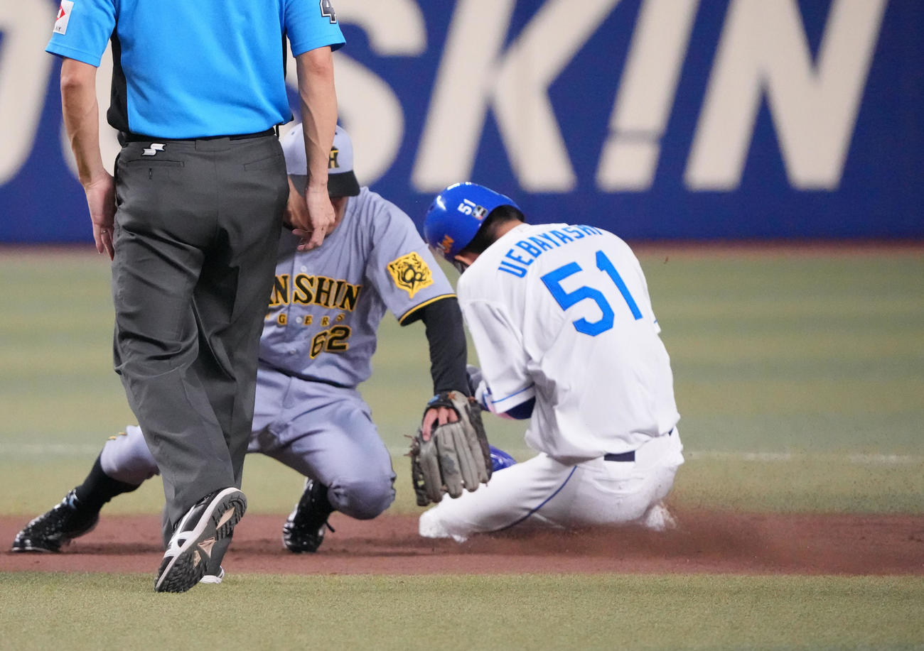 中日対阪神　1回裏中日2死一塁、二盗成功する上林（右）ベースカバーは植田（撮影・森本幸一）