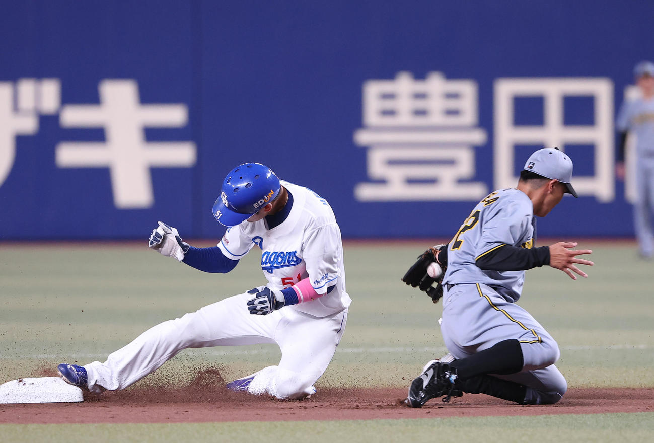 中日対阪神　1回裏中日2死一塁、上林は二盗を決める（撮影・上田博志）