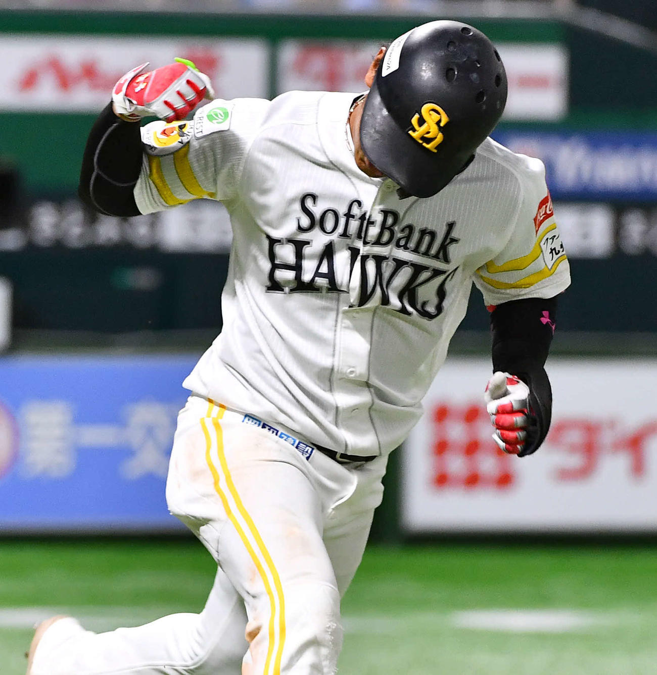 ソフトバンク対オリックス　8回裏ソフトバンク2死三塁、勝ち越しの左前適時打を放ち、ガッツポーズする今宮（撮影・岩下翔太）