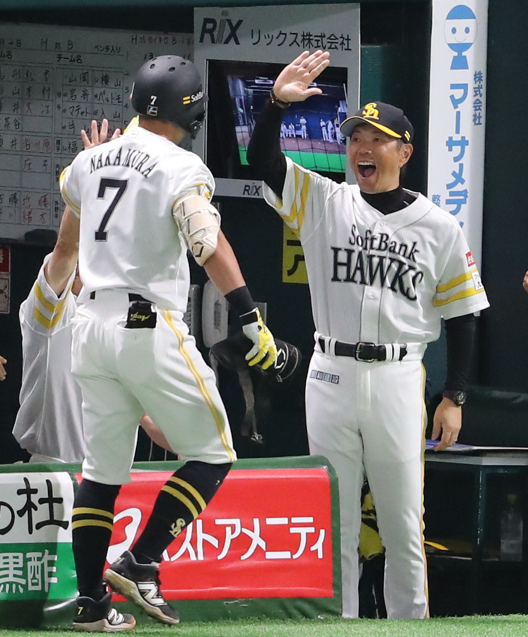 ソフトバンク対オリックス　7回裏ソフトバンク1死三塁、同点適時打を放った中村を笑顔で出迎える小久保監督（撮影・梅根麻紀）