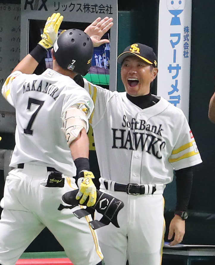 ソフトバンク対オリックス　7回裏ソフトバンク1死三塁、同点適時打を放った中村を笑顔で出迎える小久保監督（撮影・梅根麻紀）