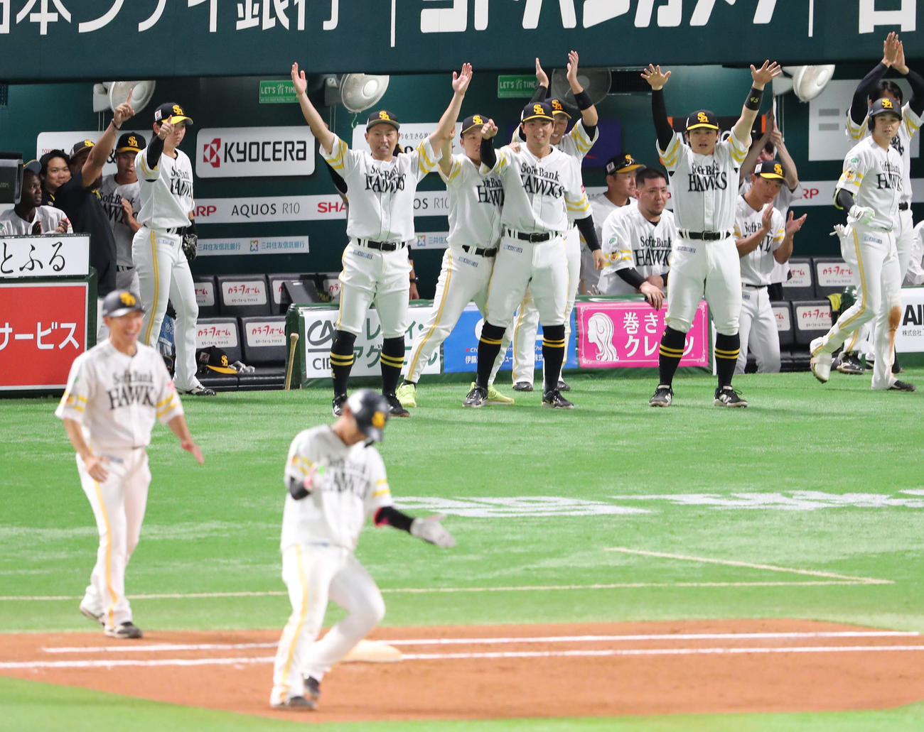 ソフトバンク対オリックス　8回裏ソフトバンク2死三塁、今宮の左前勝ち越し適時打で盛り上がるベンチのナイン（撮影・梅根麻紀）