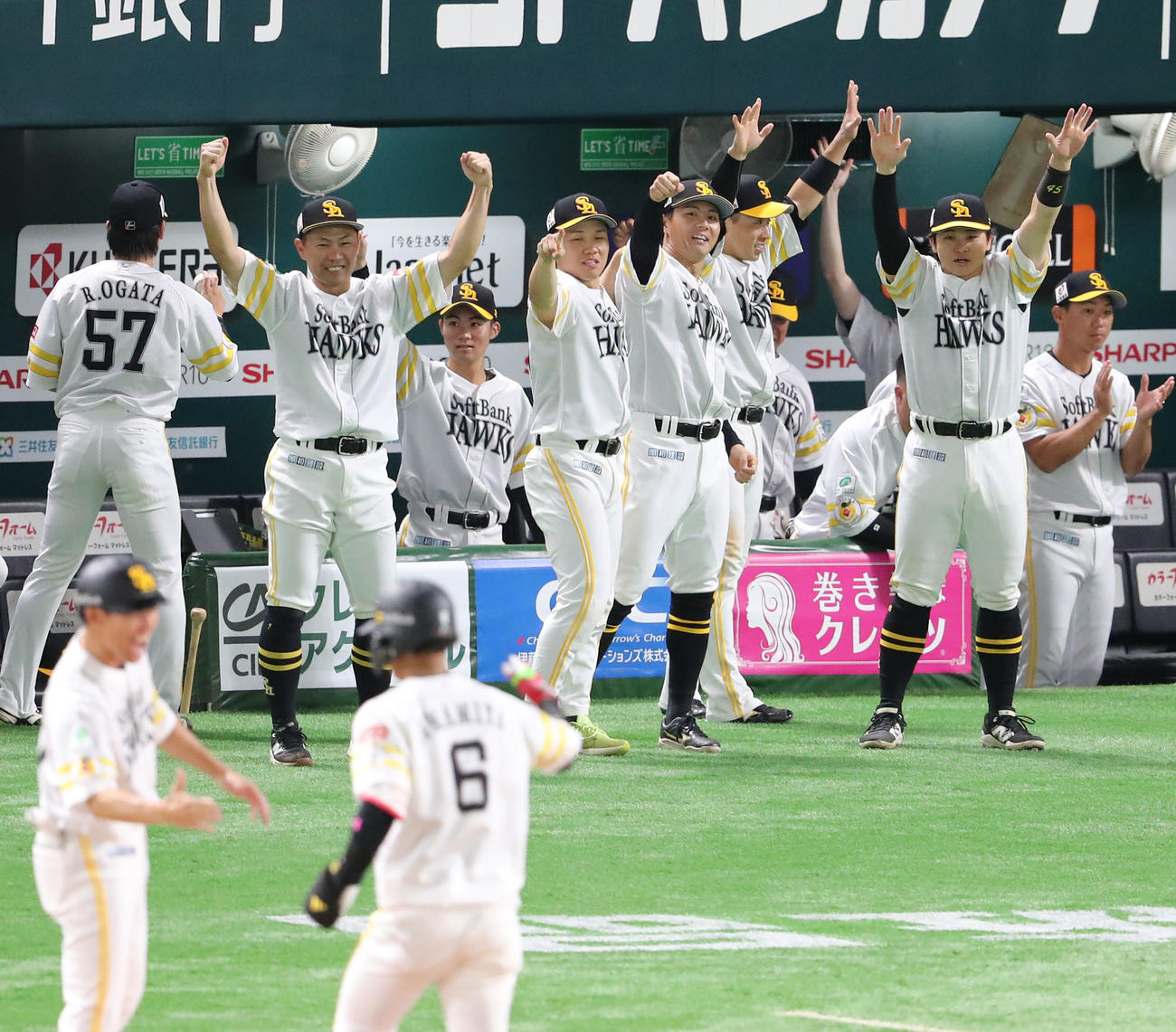 ソフトバンク対オリックス　8回裏ソフトバンク2死三塁、今宮の左前勝ち越し適時打で盛り上がるベンチのナイン（撮影・梅根麻紀）