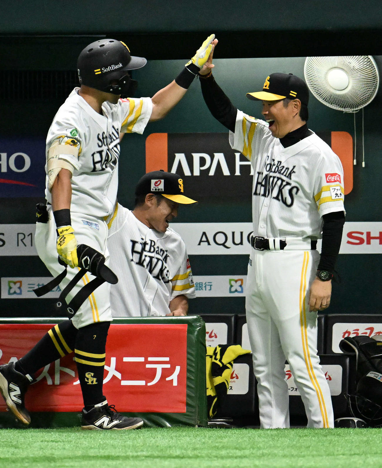 ソフトバンク対オリックス　7回裏ソフトバンク1死三塁、中村（左）は同点打を放ち小久保監督とタッチを交わす（撮影・林敢治）