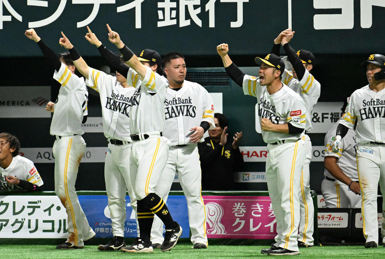 ソフトバンク対オリックス　7回裏ソフトバンク1死三塁、中村の同点打に歓喜するホークスナイン（撮影・林敢治）