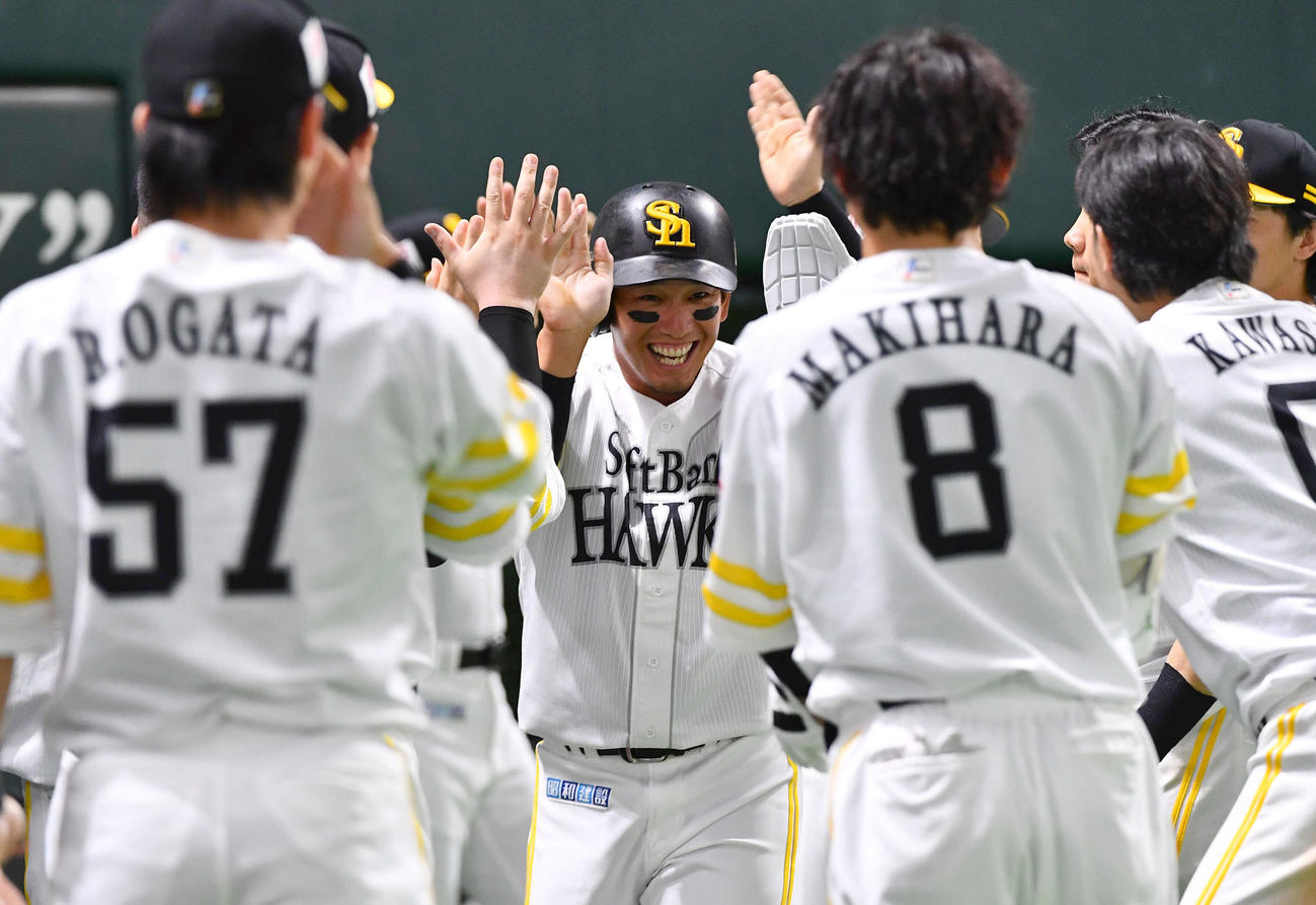 ソフトバンク対オリックス　7回裏ソフトバンク1死三塁、中村の左前同点適時打で生還した栗原（中央）は、ナインから手荒く迎えられる（撮影・岩下翔太）