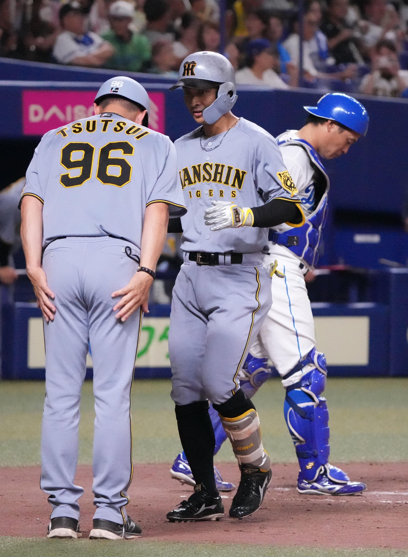 中日対阪神　3回表阪神1死一塁、熊谷（中央）は左越え2点本塁打を放ち生還する（撮影・森本幸一）