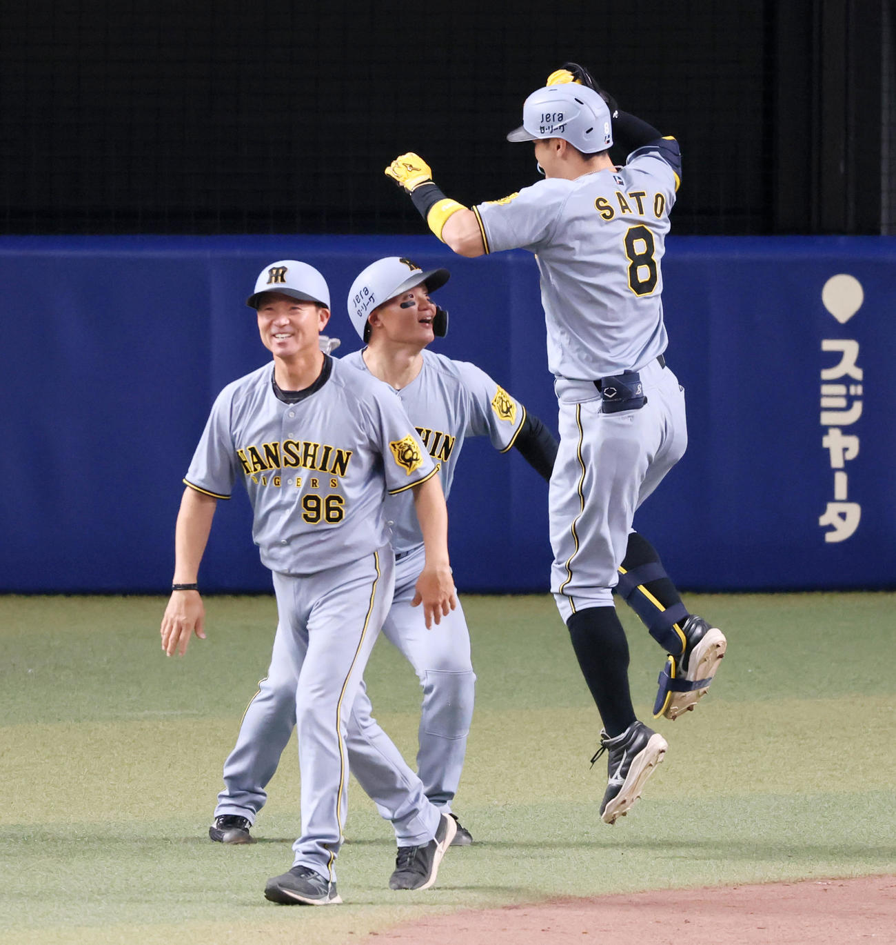 中日対阪神　3回表阪神1死一塁、佐藤輝は右越え2点本塁打を放ち、先に生還した一走森下（左）とジャンプしてタッチする（撮影・加藤哉）