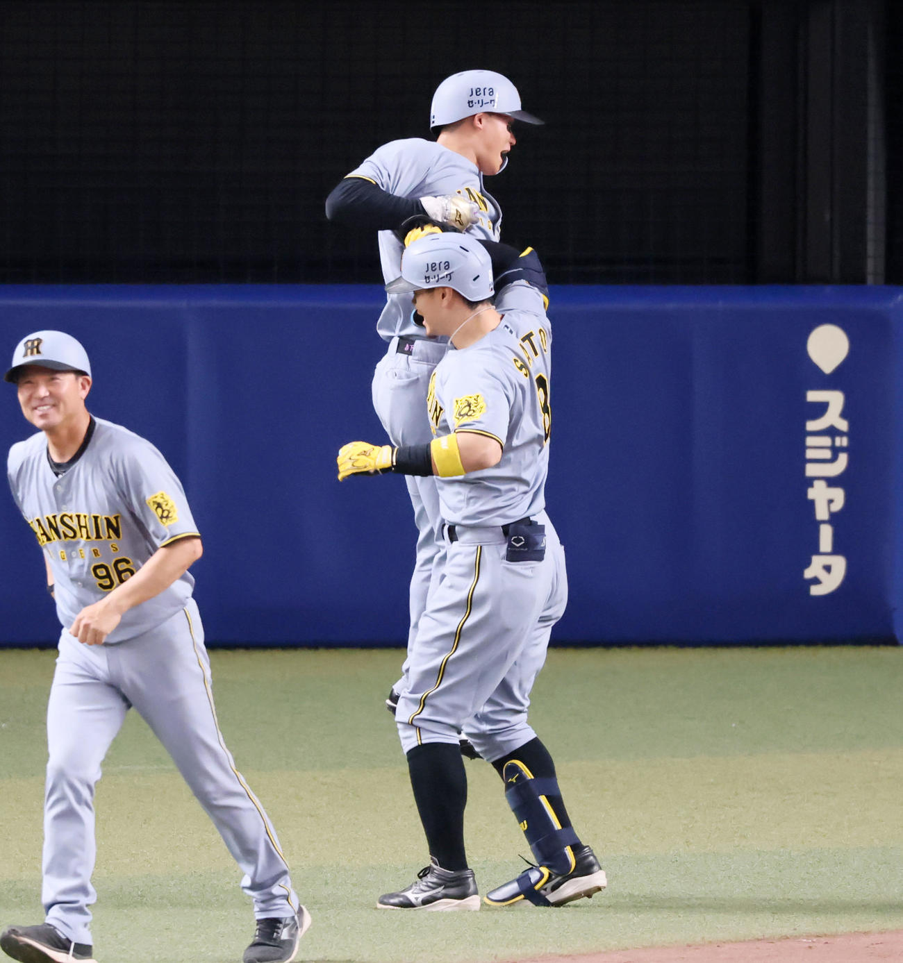中日対阪神　3回表阪神1死一塁、佐藤輝は右越え2点本塁打を放ち、先に生還した一走森下（左）とジャンプしてタッチする（撮影・加藤哉）