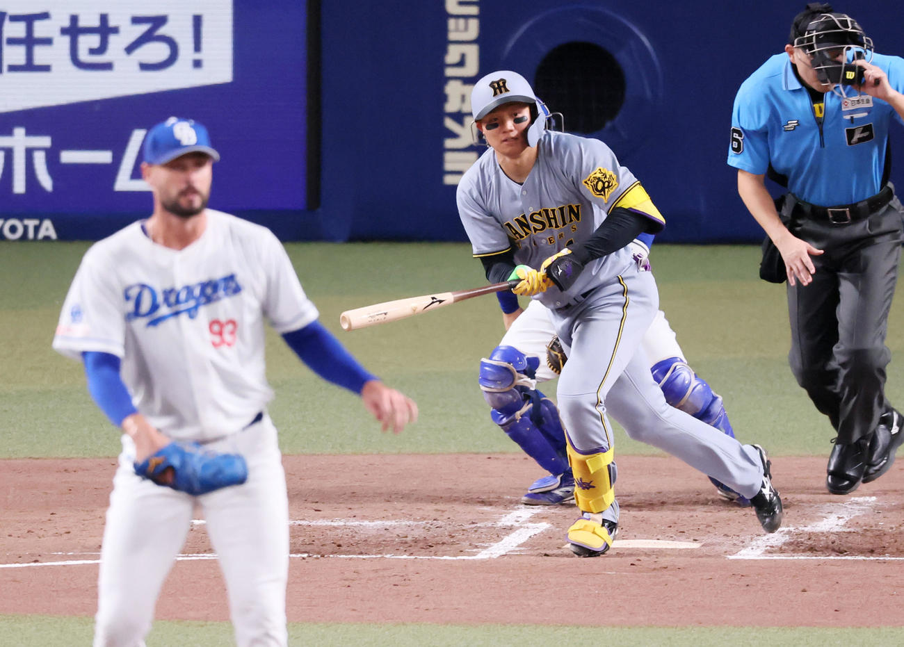 中日対阪神　3回表阪神1死、森下は中前打を放つ。投手マラー（撮影・加藤哉）
