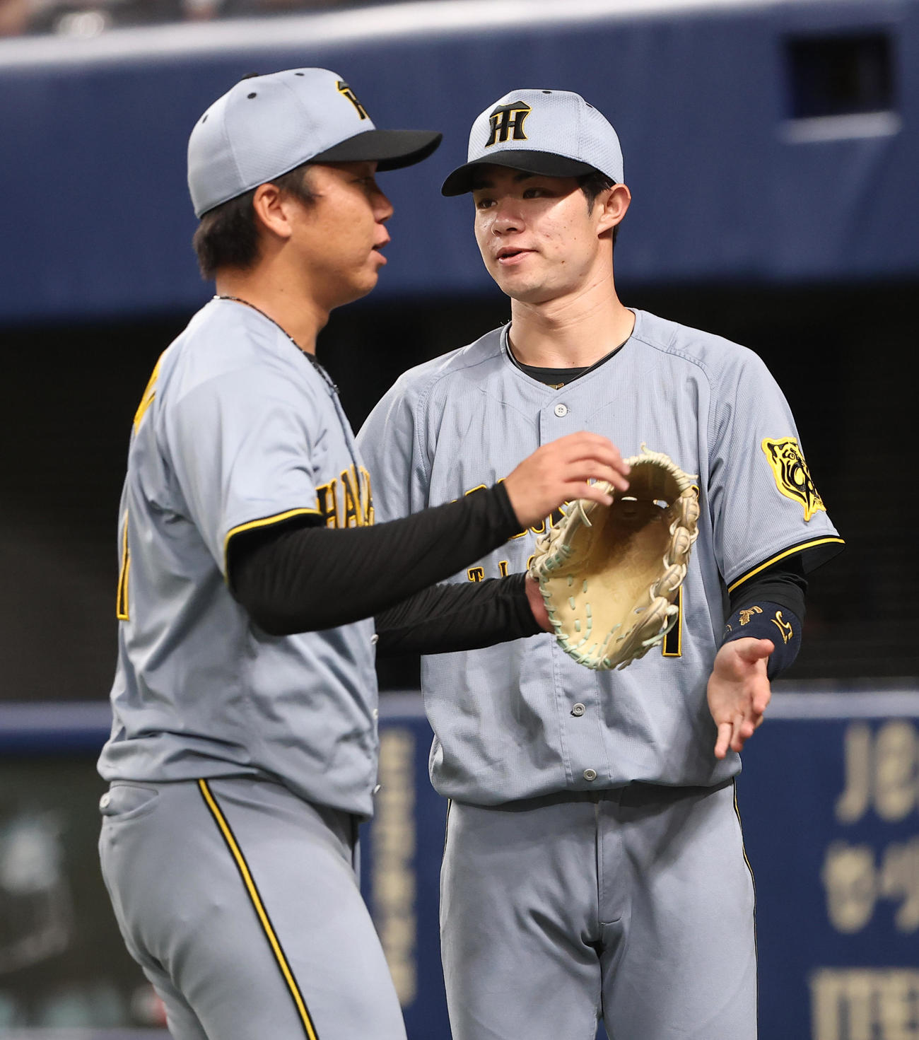 中日対阪神　ベンチスタートとなった中野（右）は先発村上を出迎える（撮影・上田博志）