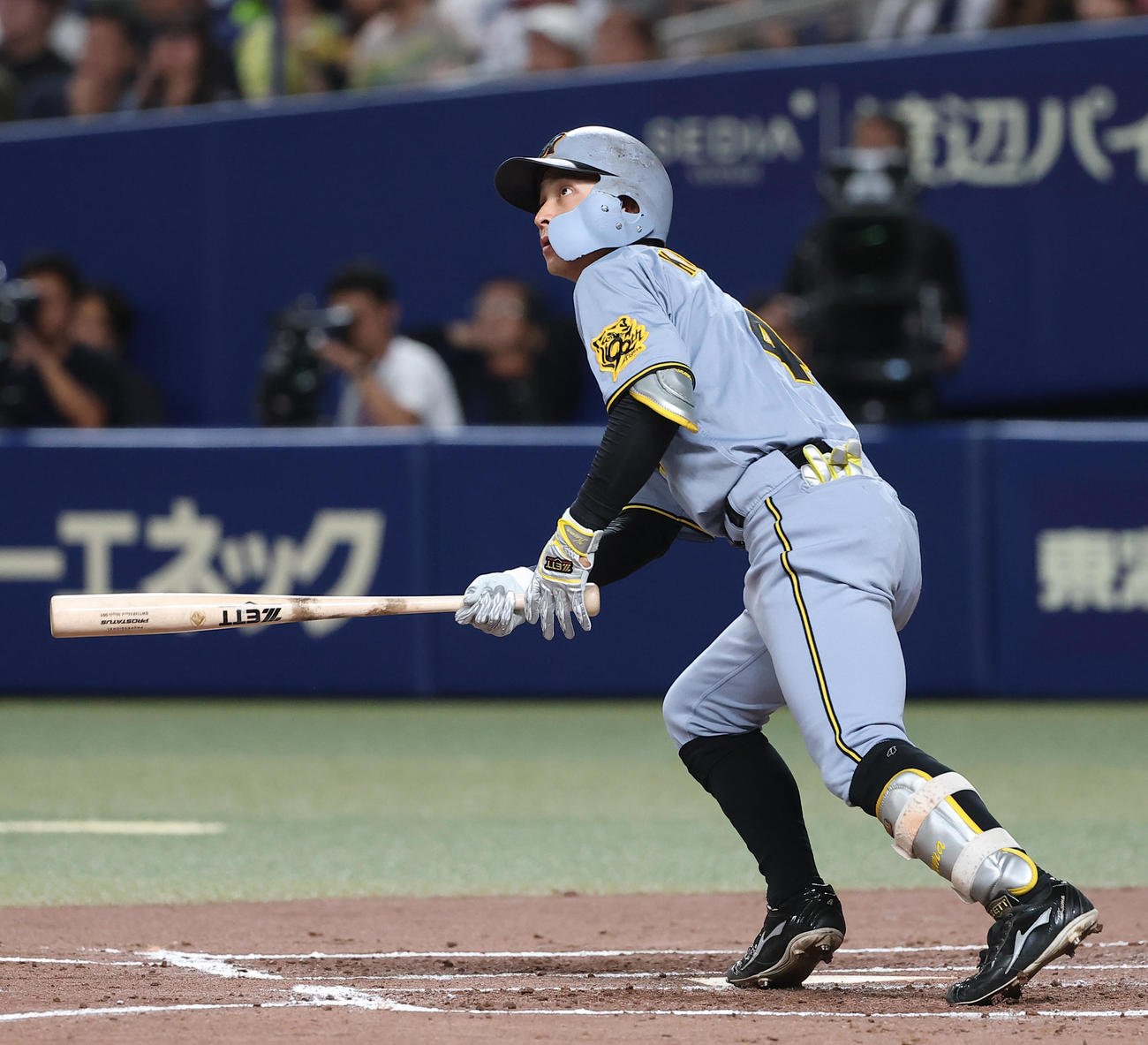 中日対阪神　3回表阪神1死一塁、熊谷は左越えにプロ初の2点本塁打を放つ（撮影・上田博志）
