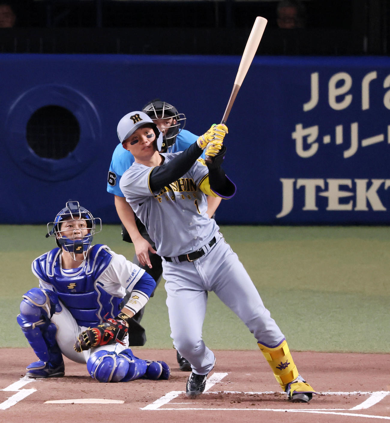 中日対阪神　1回表阪神2死、森下は左越え二塁打を放つ（撮影・加藤哉）