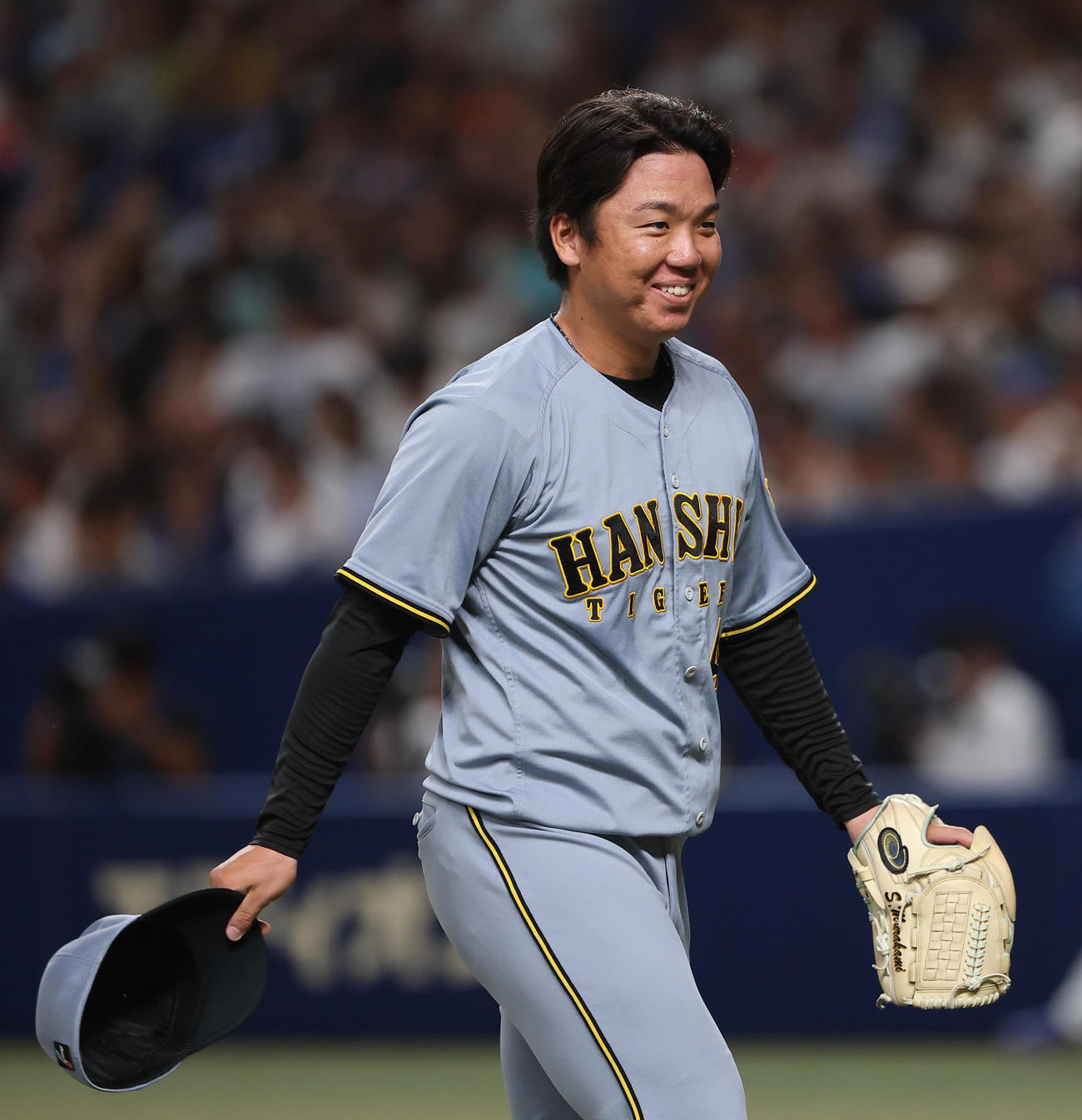 中日対阪神　2回裏中日2死、チェイビスの投飛を処理し笑顔を見せる村上（撮影・上田博志）