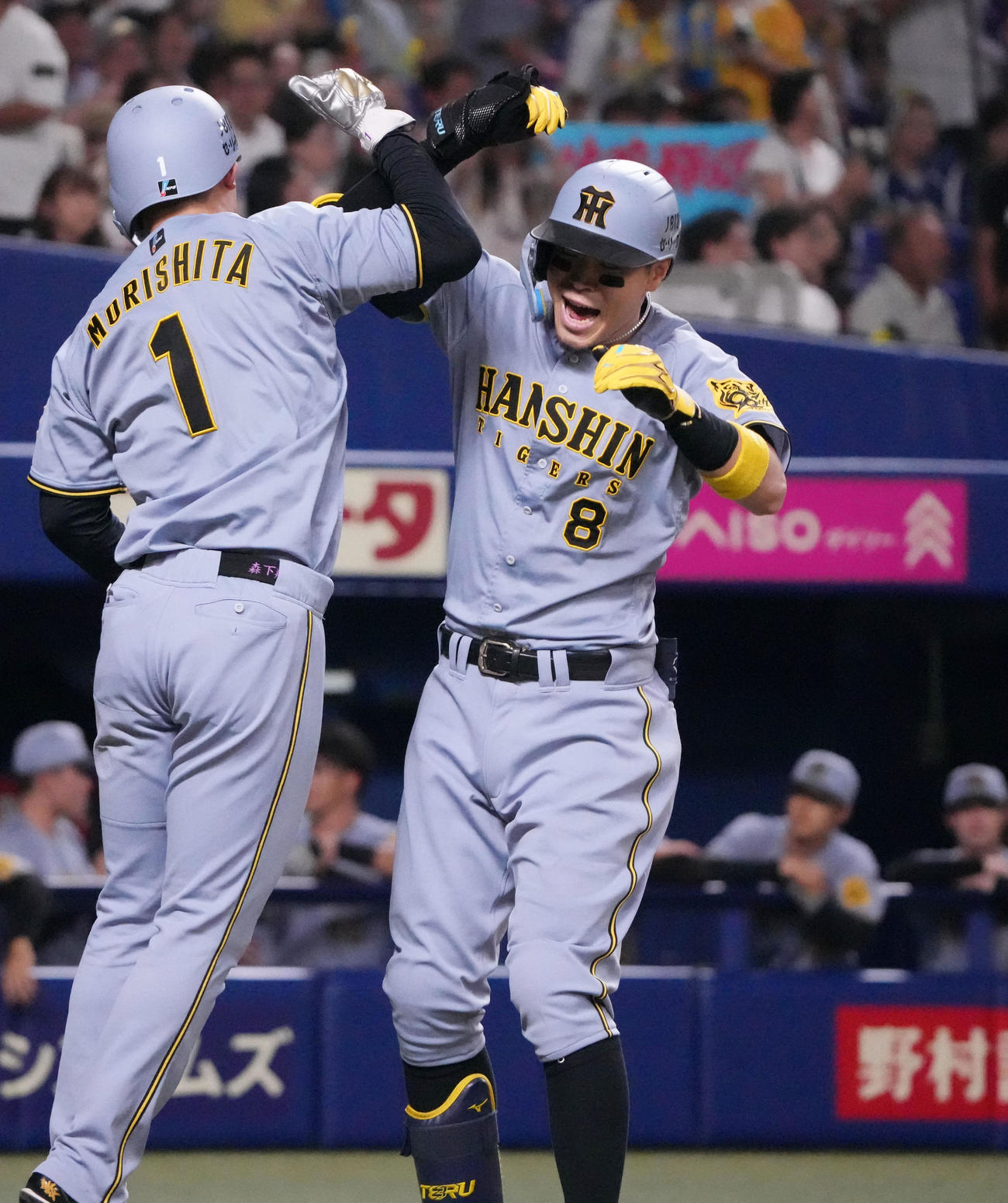 中日対阪神　3回表阪神1死一塁、佐藤輝（右）は右越え2点本塁打を放ち生還し森下とタッチを交わす（撮影・森本幸一）