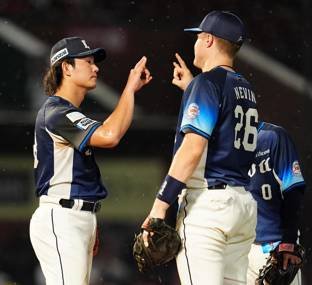 楽天対西武　2安打完封勝利を挙げた西武今井（左）はネビンとタッチ（撮影・清水貴仁）