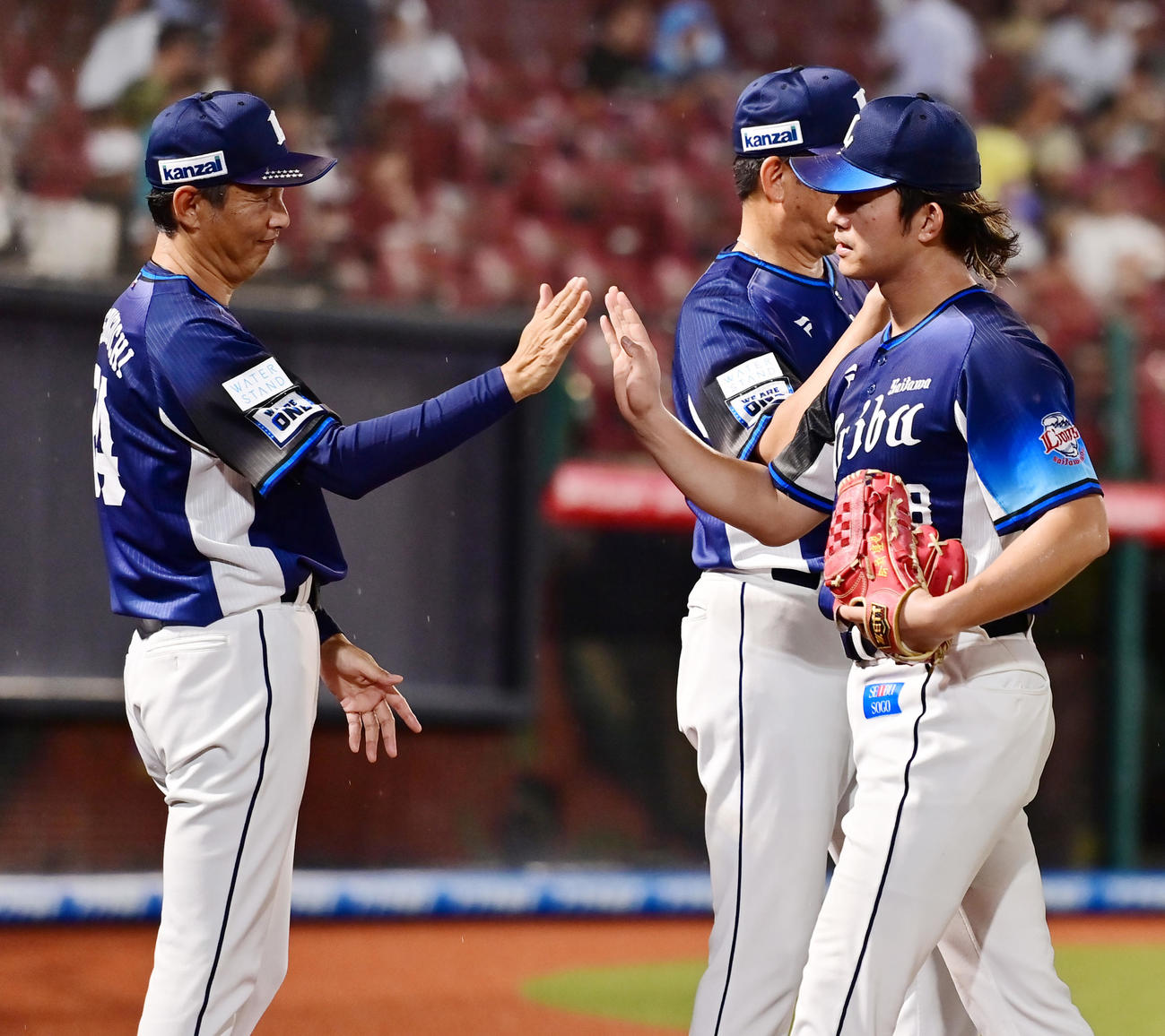 楽天対西武　2安打完封勝利を挙げ西口監督（左）とタッチを交わす西武今井（撮影・清水貴仁）